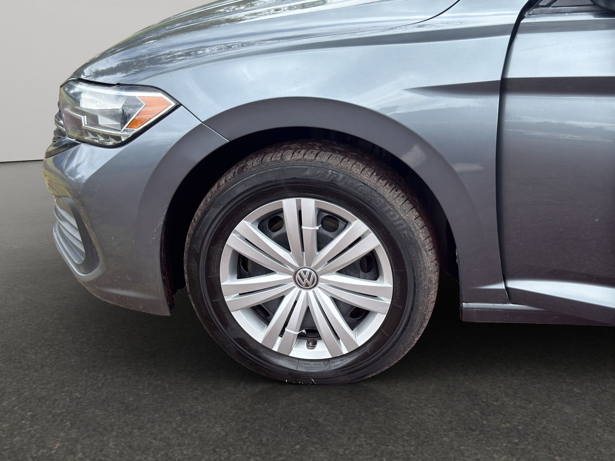 2024 Volkswagen Jetta A7 4 pts. Trendline, 1.4T, TM5, R-16 (línea anterior)