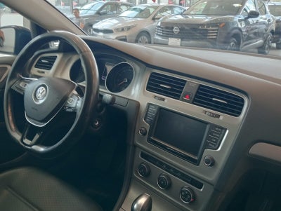2017 Volkswagen Golf A7 5 pts. HB Highline, 1.4T, DSG, climatronic, QCP, f. niebla, RA-17