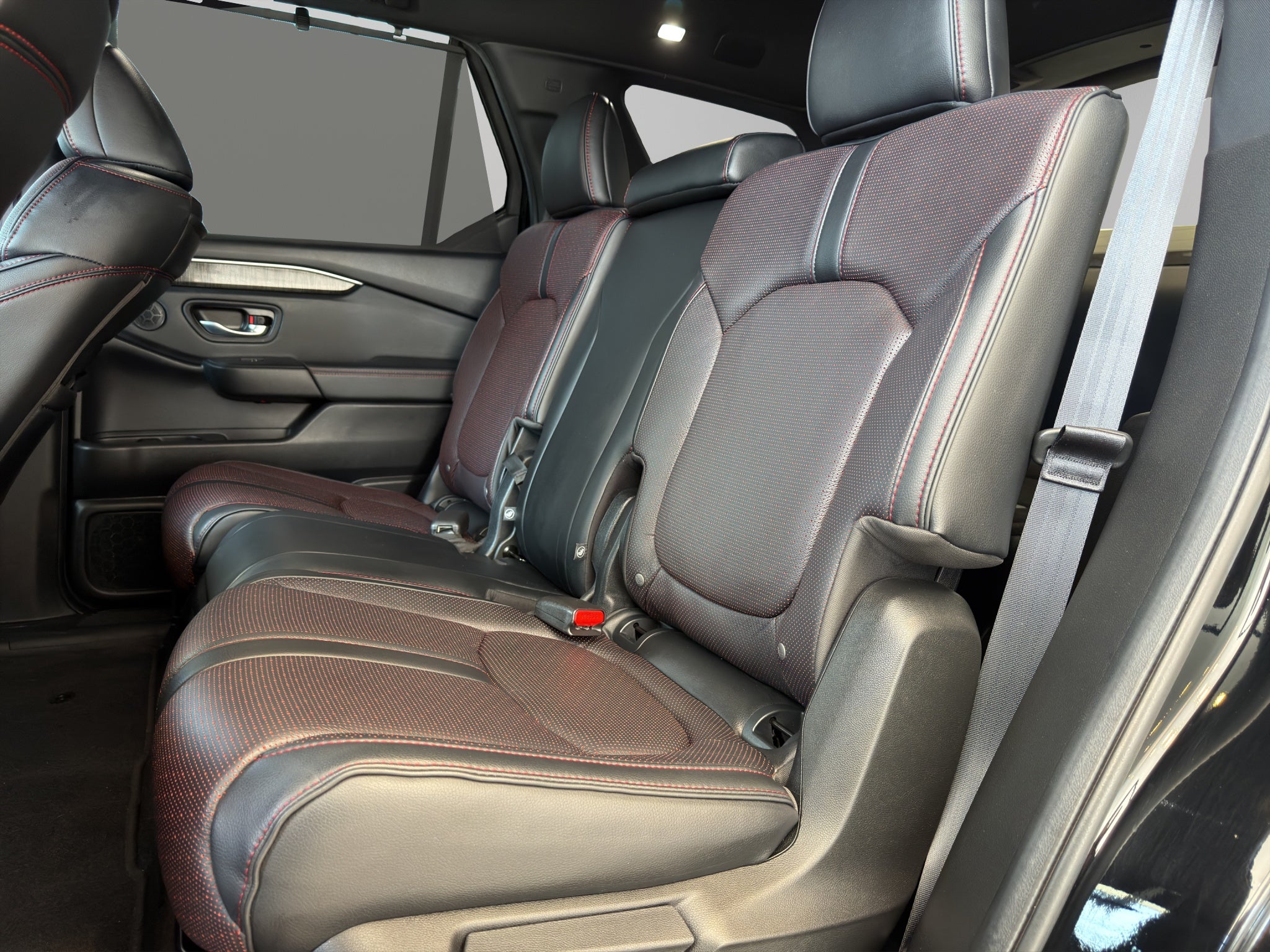 2025 Honda Pilot VUD 5 pts. Black Edition, 3.5l, TA, piel costuras rojas, QCP, RA-20 negro