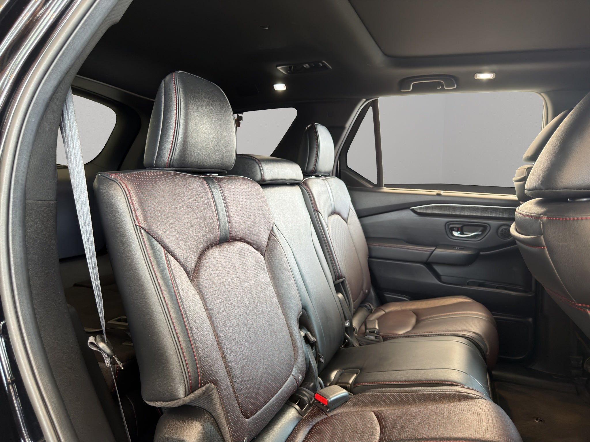 2025 Honda Pilot VUD 5 pts. Black Edition, 3.5l, TA, piel costuras rojas, QCP, RA-20 negro