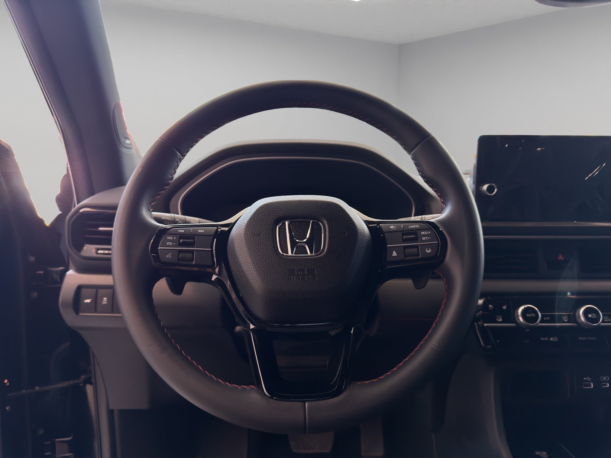 2025 Honda Pilot VUD 5 pts. Black Edition, 3.5l, TA, piel costuras rojas, QCP, RA-20 negro
