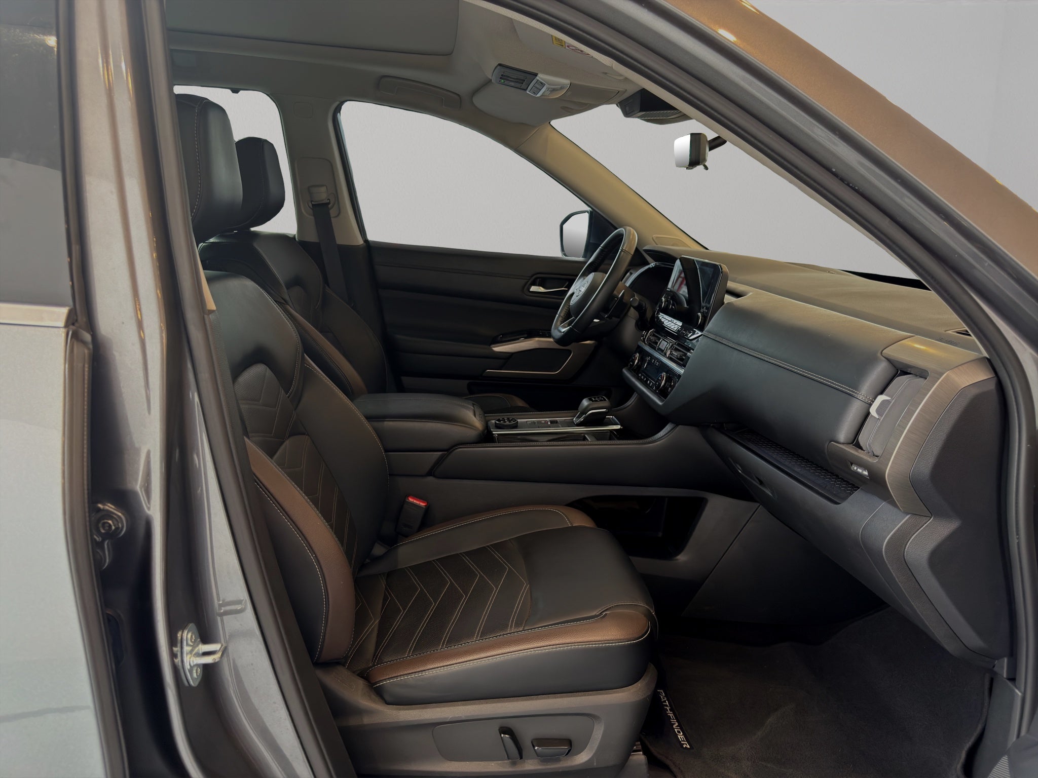 2023 Nissan Pathfinder VUD 5 pts. Platinum, 3.5l, TA, piel premium, RA-20, 4x4 (línea nueva)