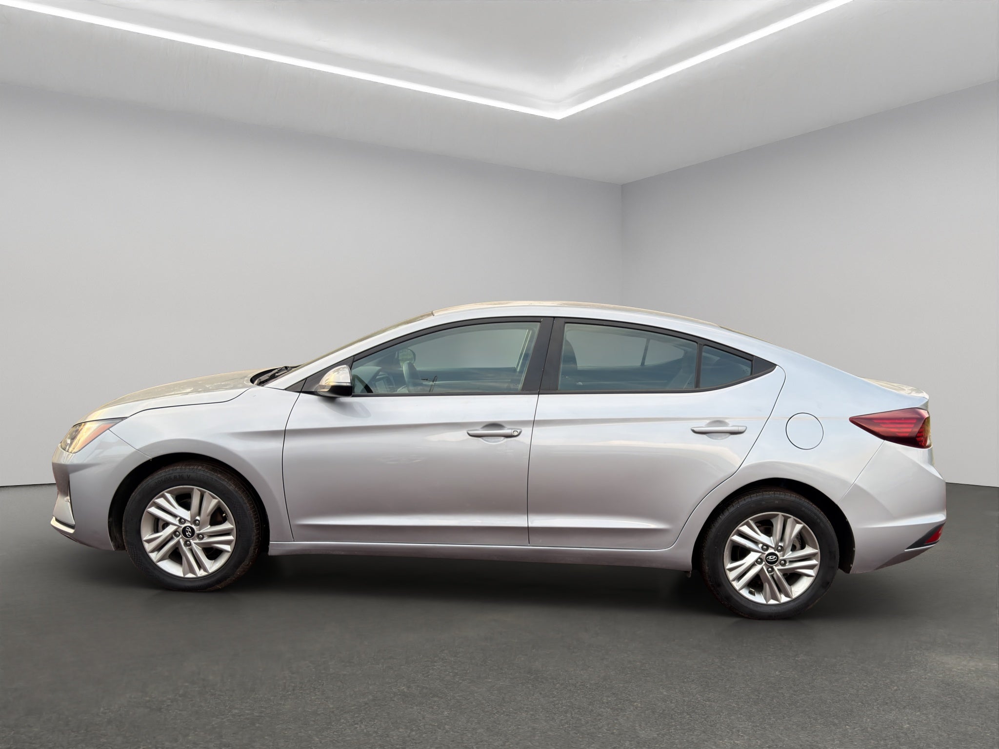 2020 Hyundai Elantra 4 pts. GLS Premium, 2.0l, TA, a/ac., f. led, RA-16 (línea anterior)