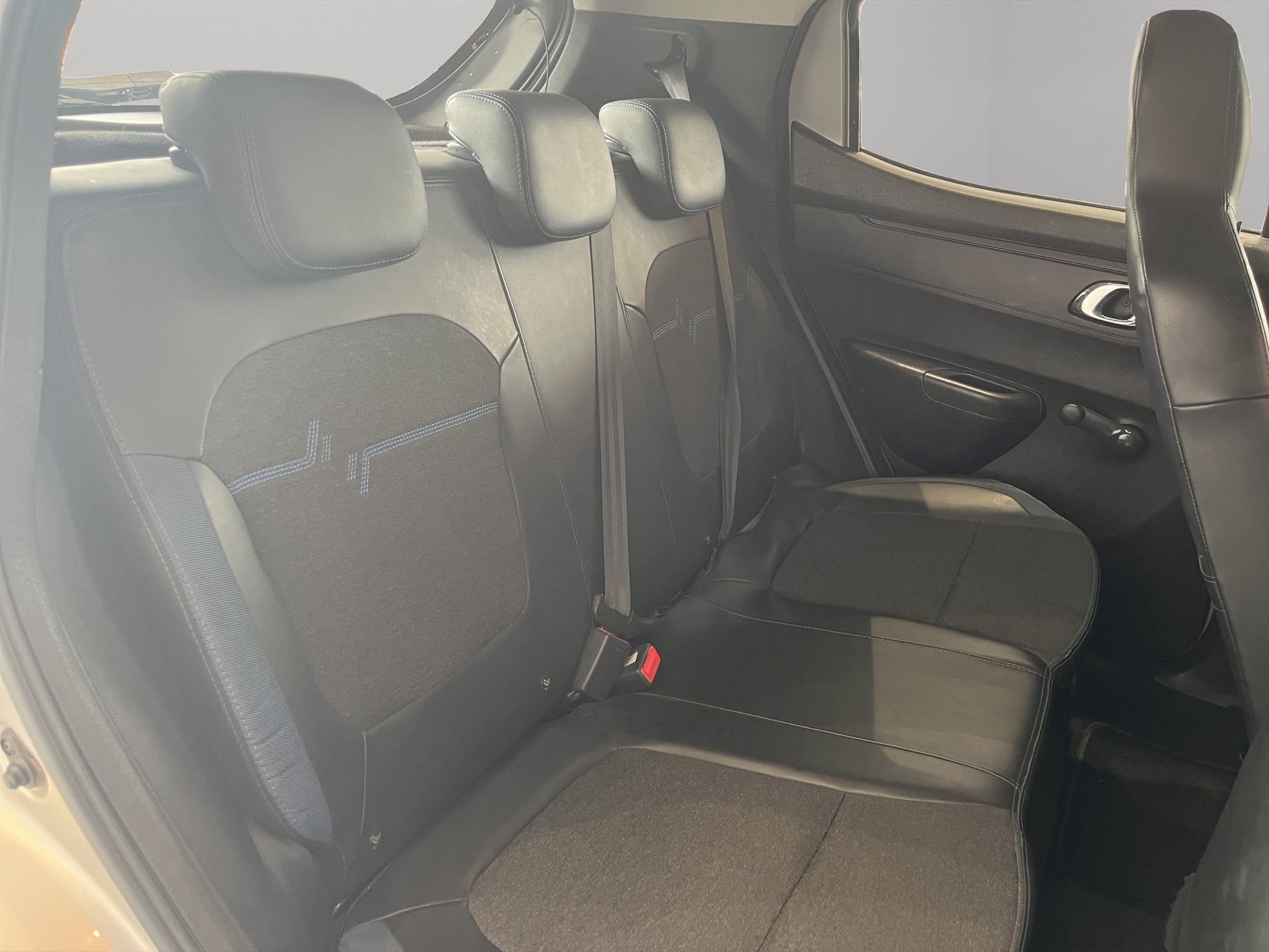 2024 Renault Kwid 5 pts. HB Iconic, TM5, a/ac., pantalla touch 8