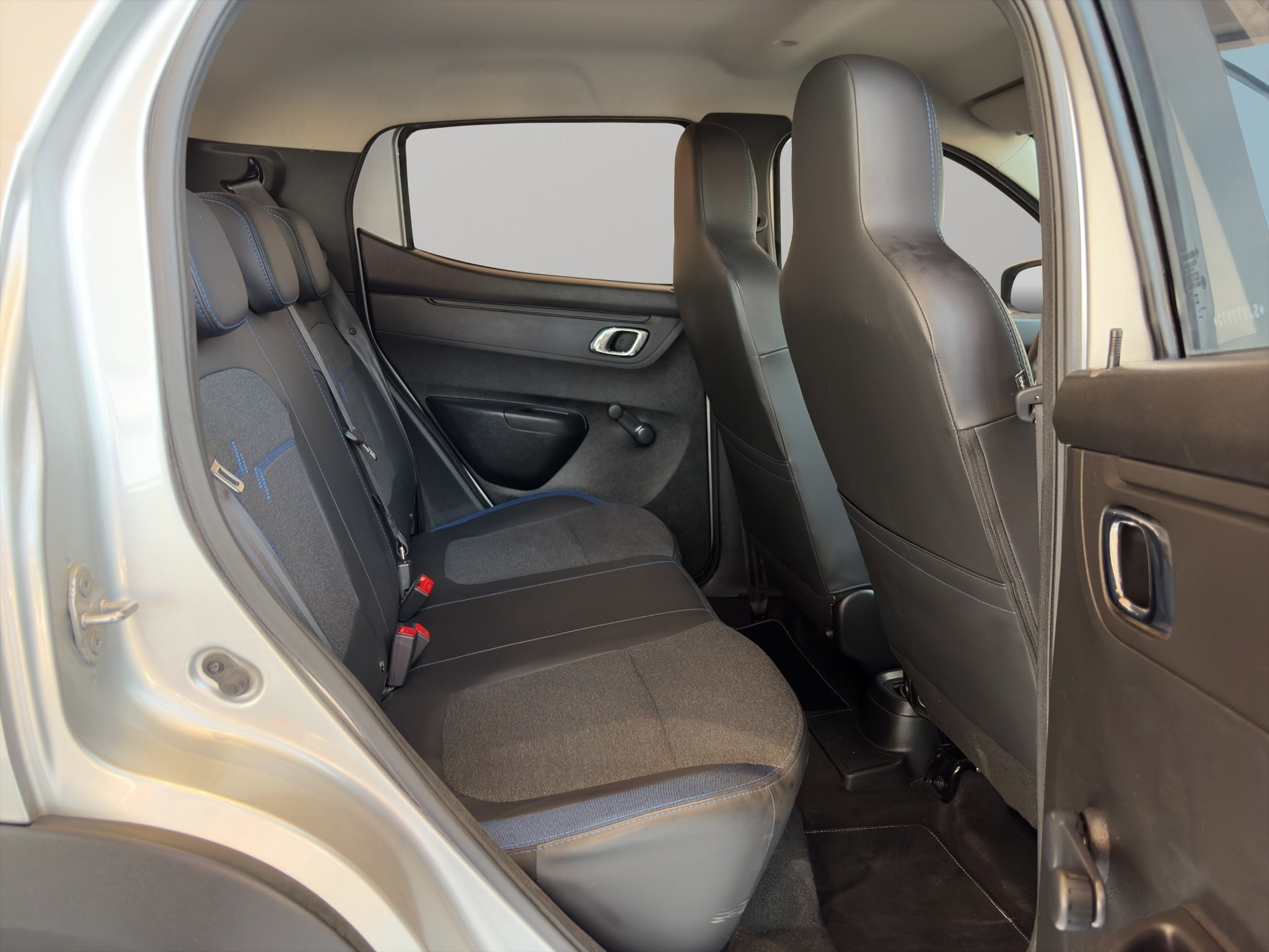 2025 Renault Kwid 5 pts. HB Iconic, TM5, a/ac., pantalla touch 8