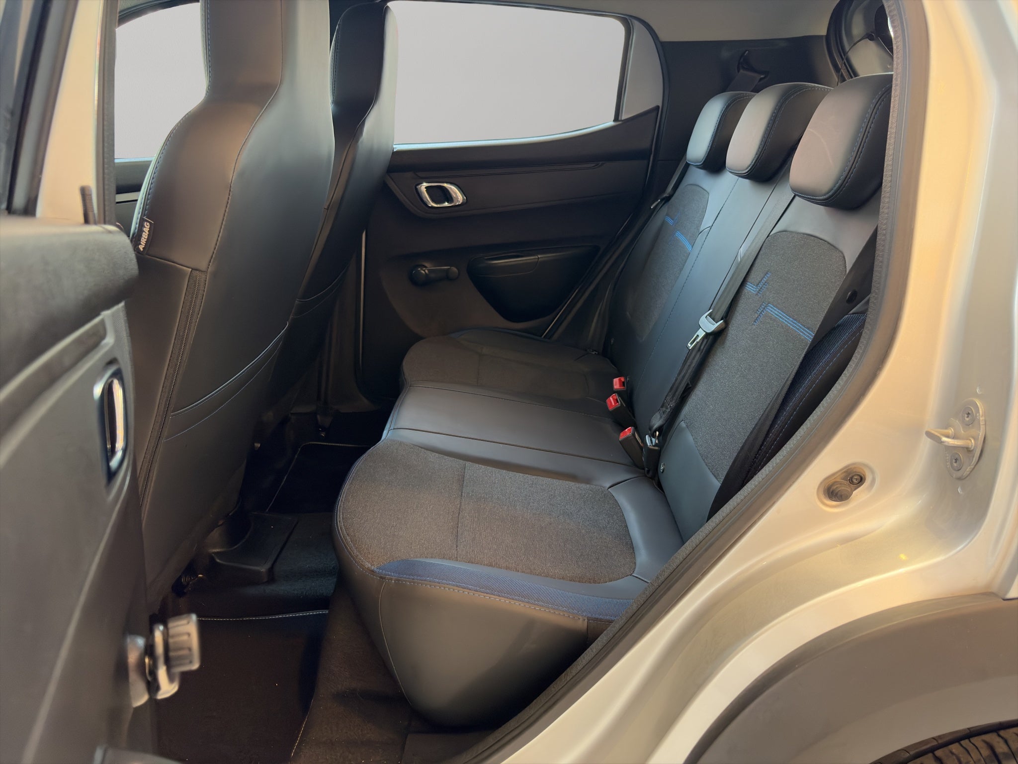 2025 Renault Kwid 5 pts. HB Iconic, TM5, a/ac., pantalla touch 8