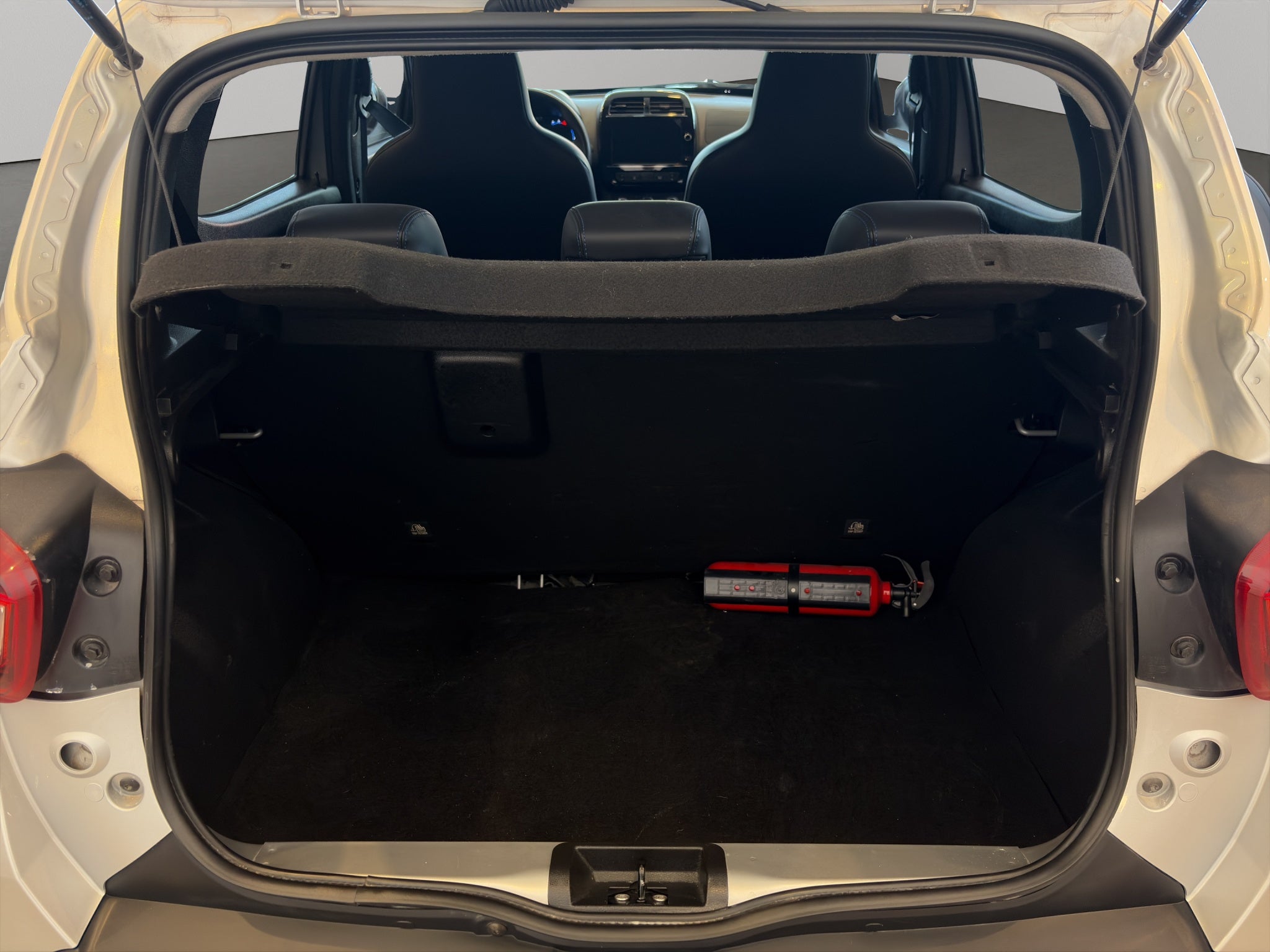 2025 Renault Kwid 5 pts. HB Iconic, TM5, a/ac., pantalla touch 8