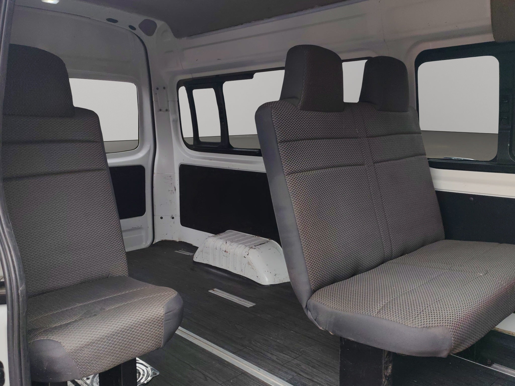 2025 Nissan Comerciales Urvan Panel 4 pts. Amplia con ventanas, TM5