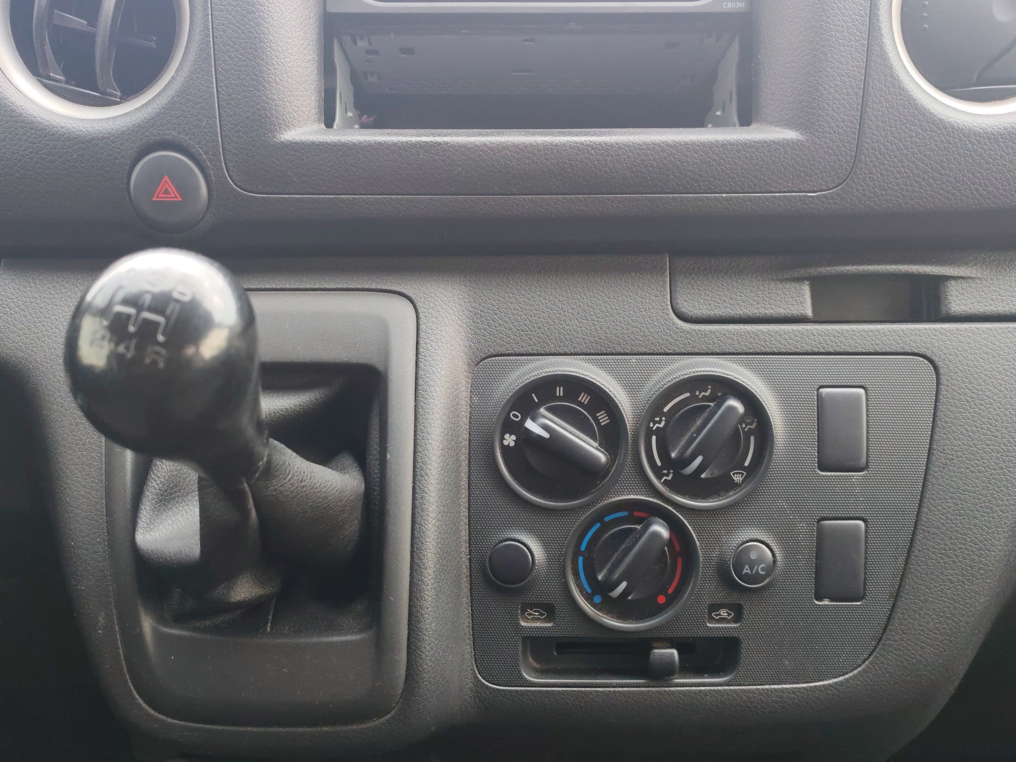 2025 Nissan Comerciales Urvan Panel 4 pts. Amplia con ventanas, TM5