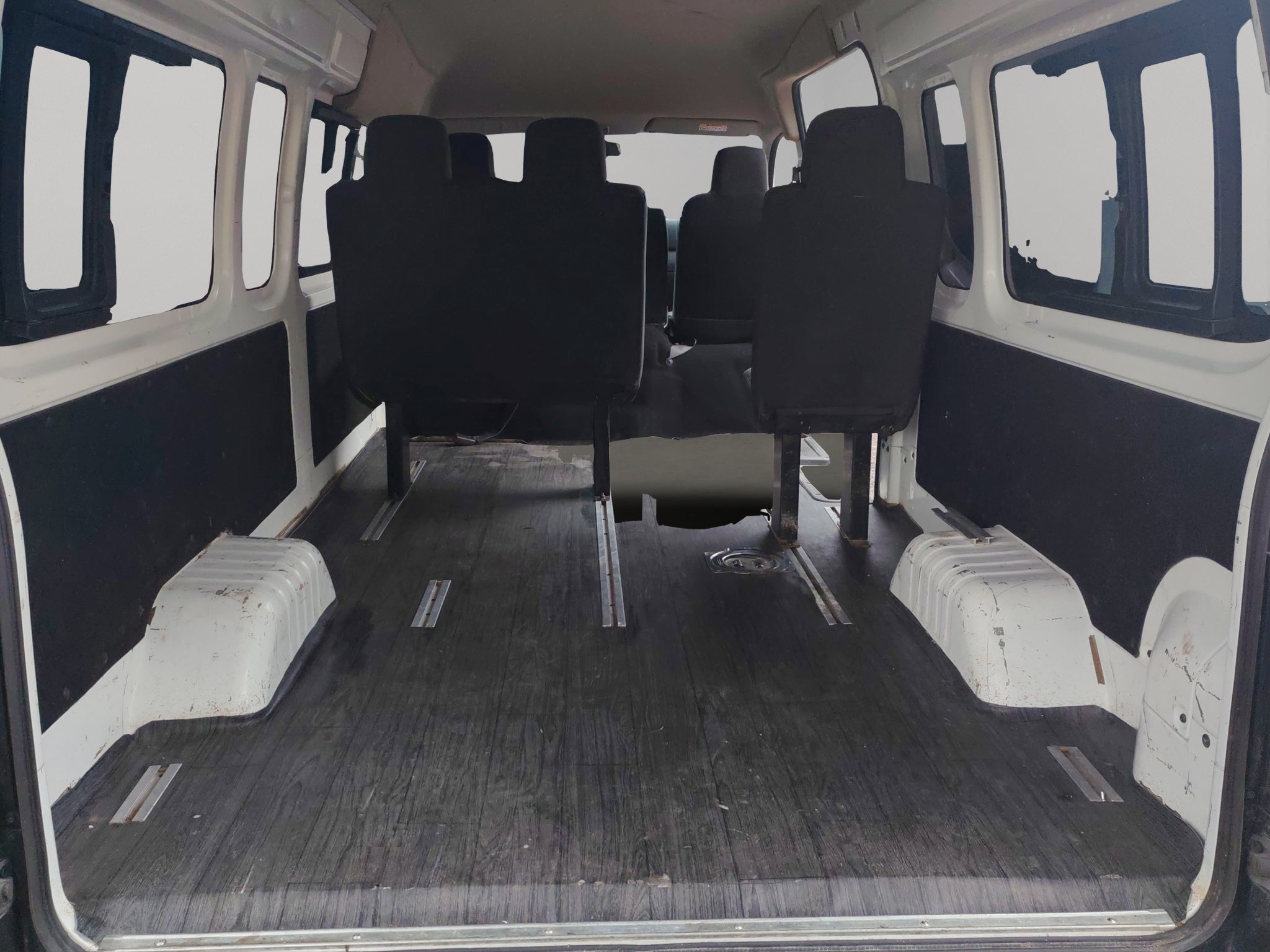 2025 Nissan Comerciales Urvan Panel 4 pts. Amplia con ventanas, TM5