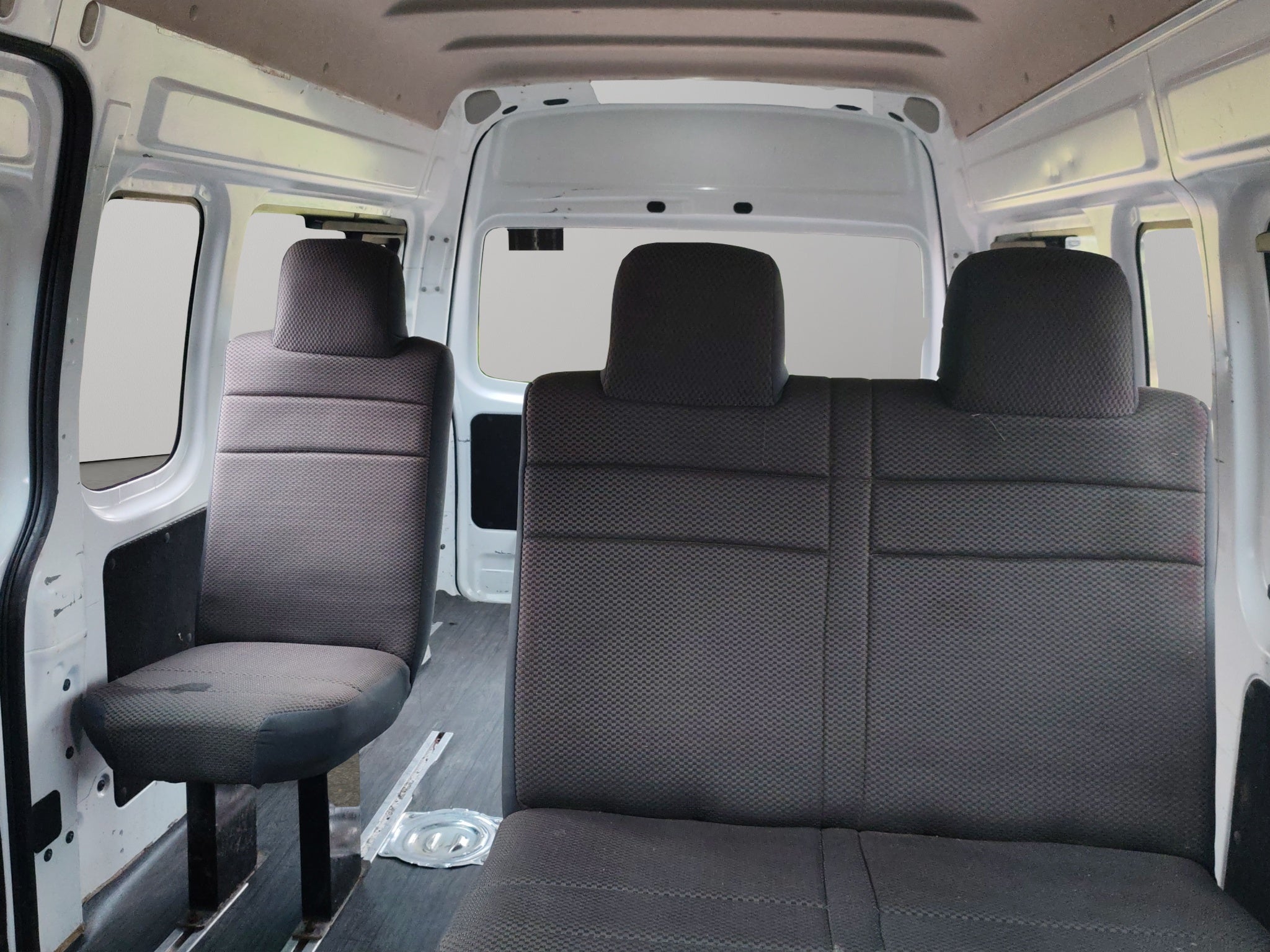 2025 Nissan Comerciales Urvan Panel 4 pts. Amplia con ventanas, TM5