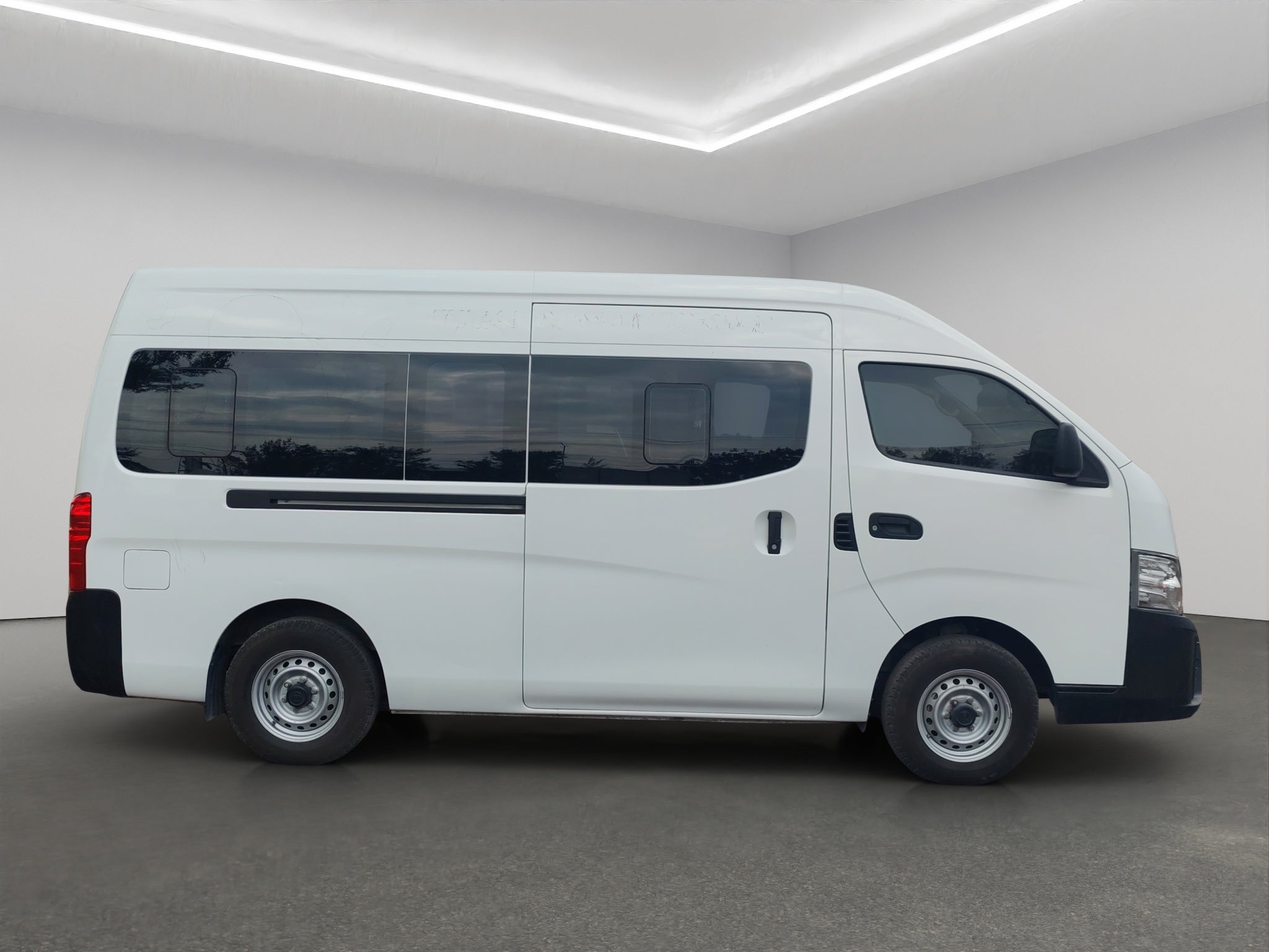 2025 Nissan Comerciales Urvan Panel 4 pts. Amplia con ventanas, TM5