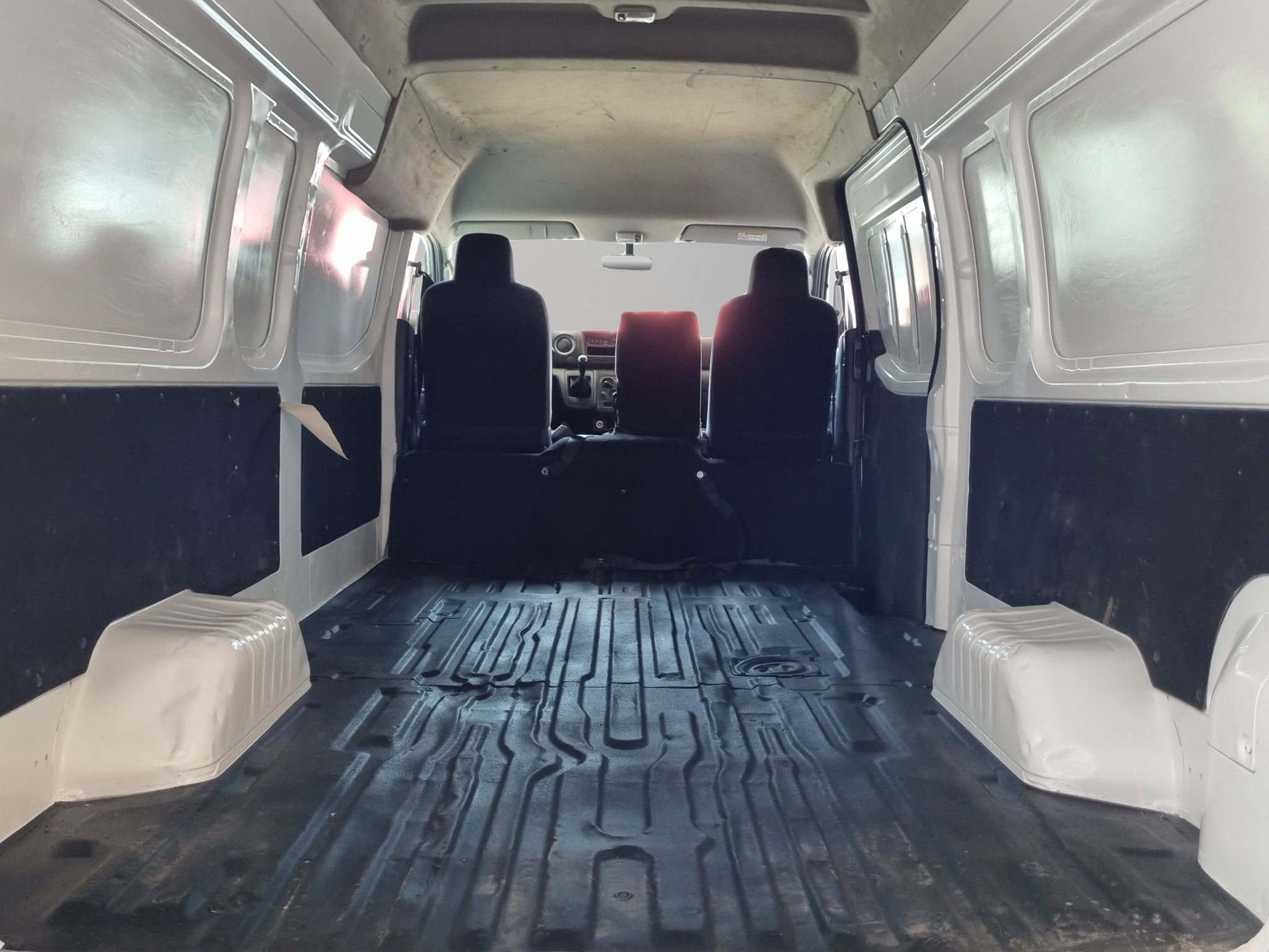 2023 Nissan Comerciales Urvan Panel 4 pts. Amplia, TM5, a/ac.