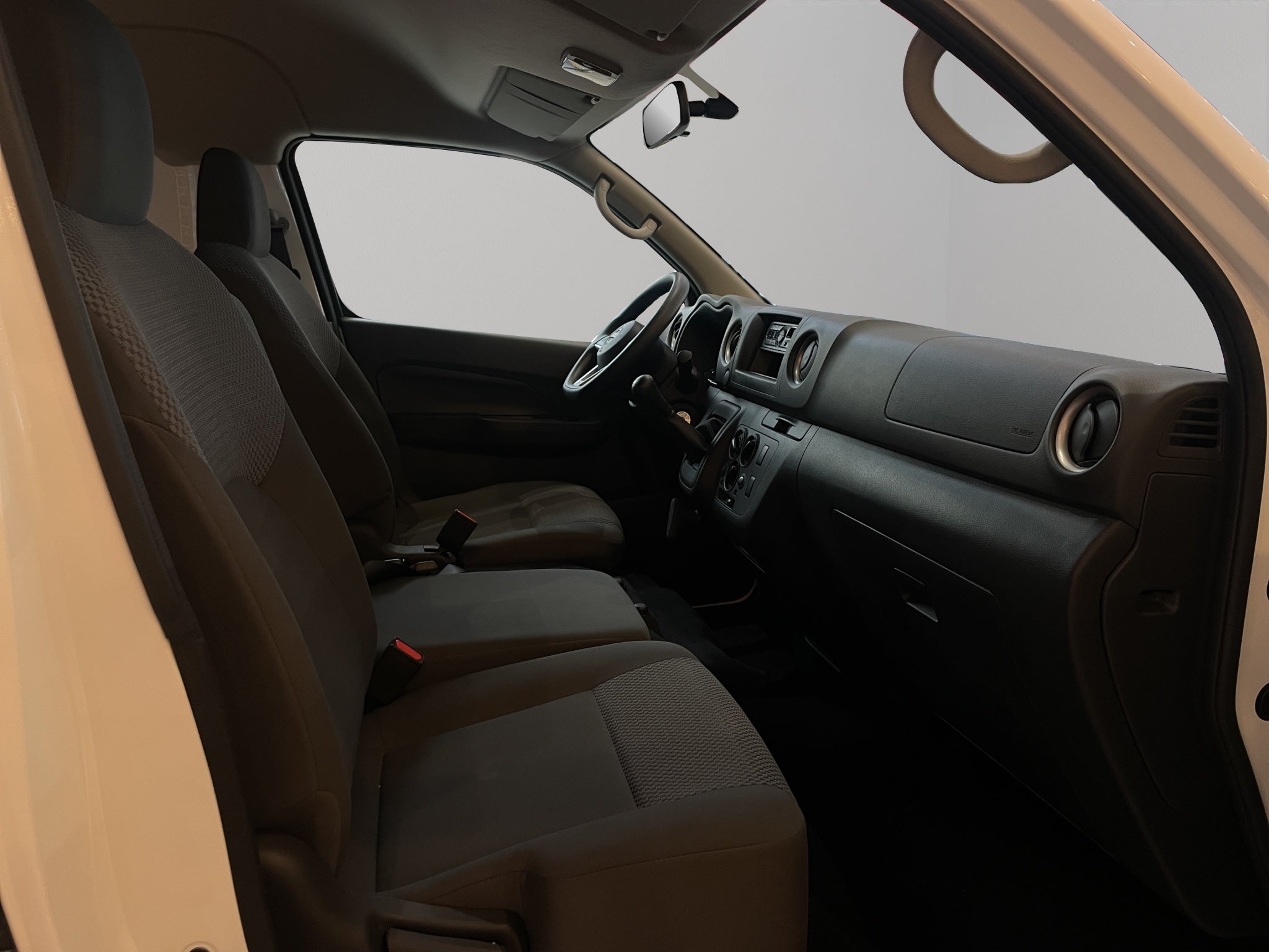 2024 Nissan Comerciales Urvan Panel 4 pts. Amplia, TM5, a/ac.