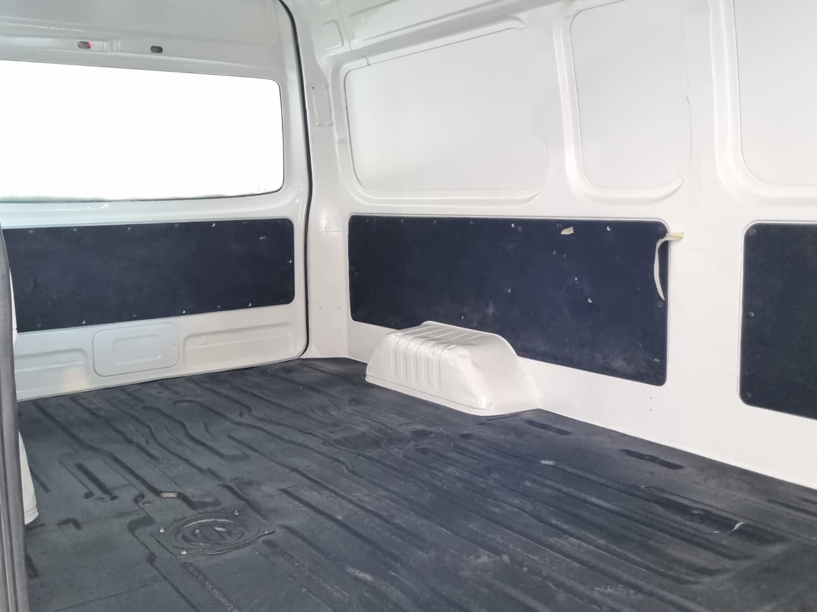 2022 Nissan Comerciales Urvan Panel 4 pts. Amplia, TM5, a/ac.
