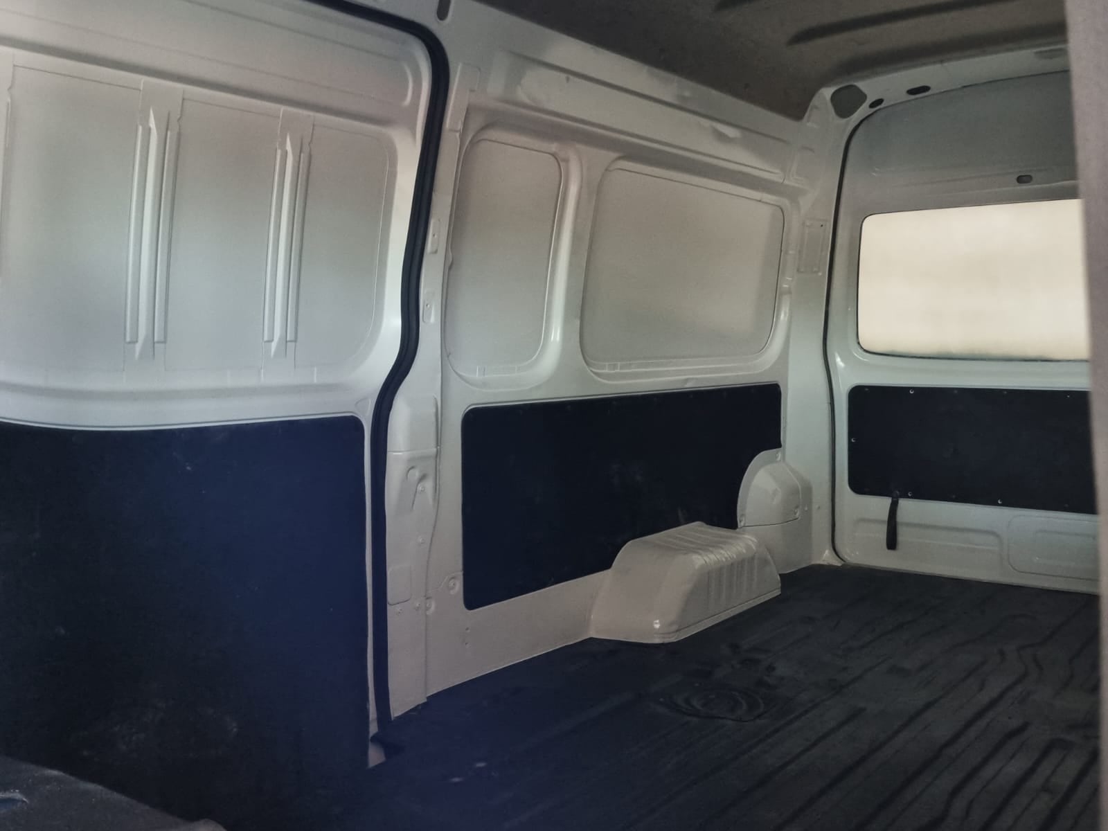 2022 Nissan Comerciales Urvan Panel 4 pts. Amplia, TM5, a/ac.