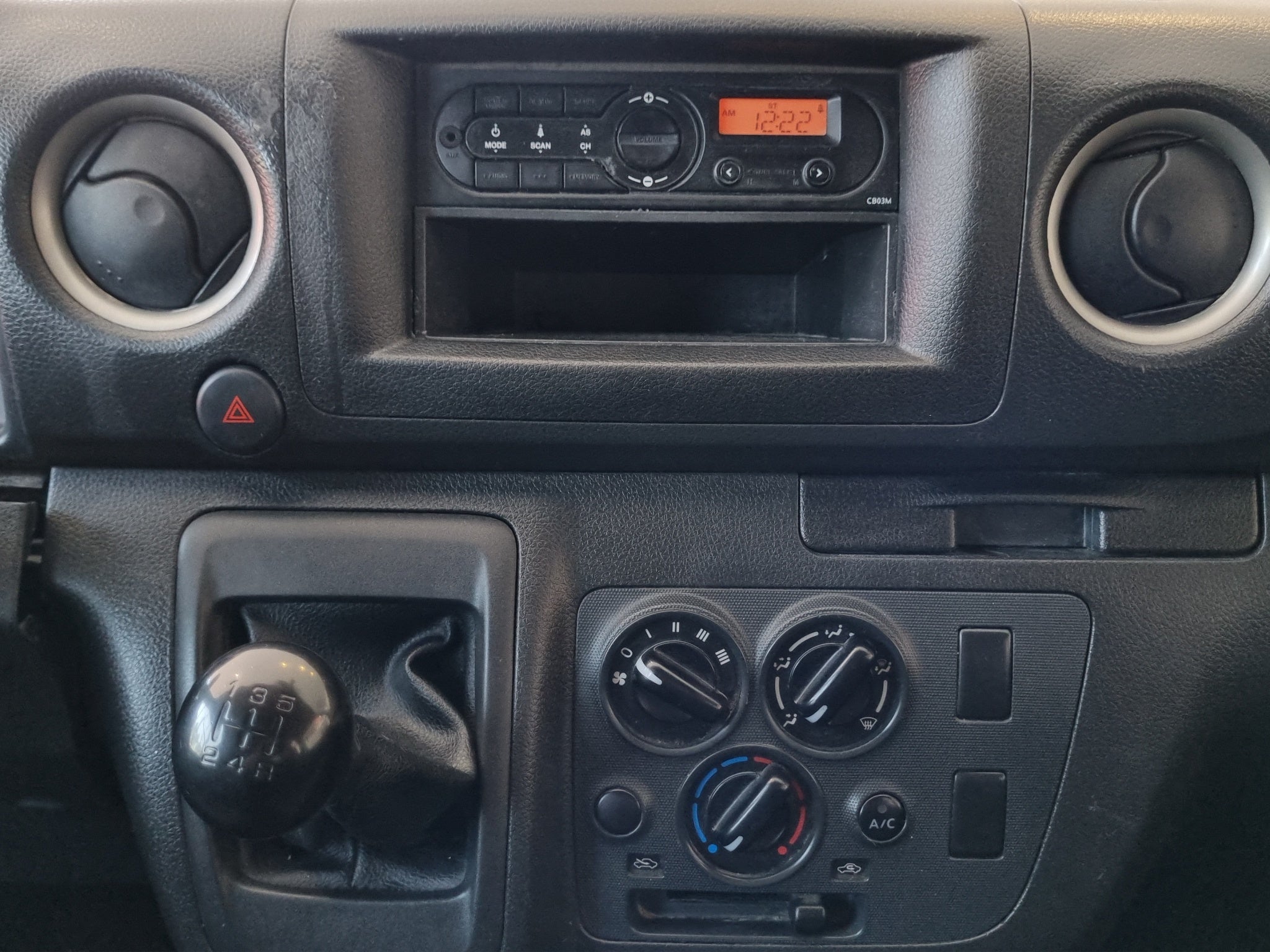 2023 Nissan Comerciales Urvan Panel 4 pts. Amplia, TM5, a/ac.