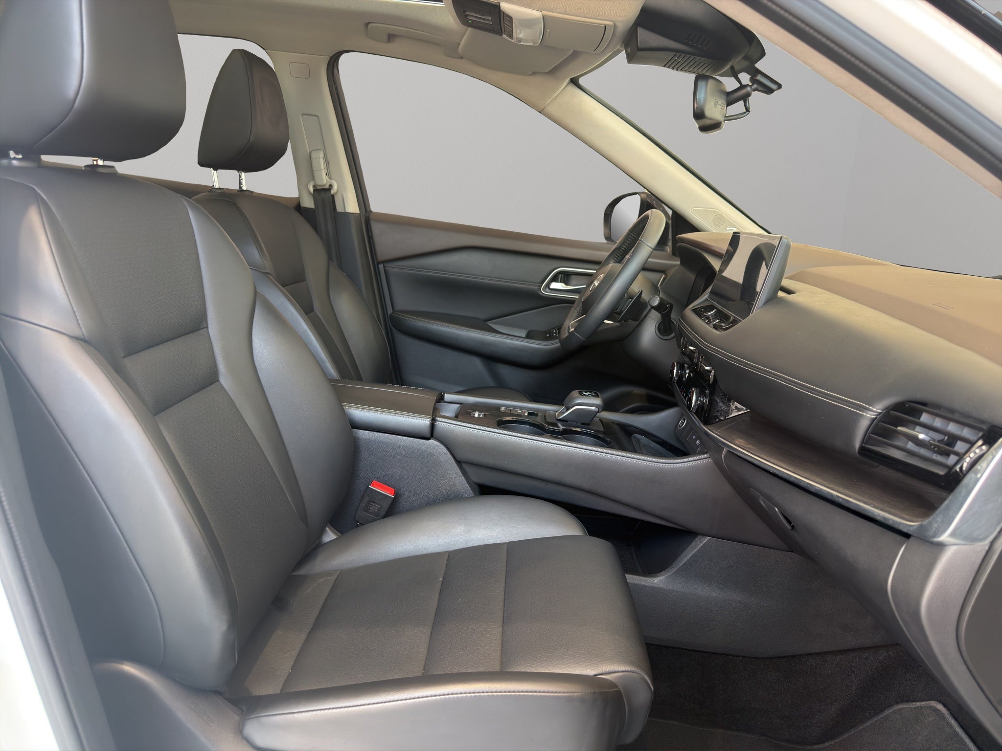 2023 Nissan X-Trail VUD 5 pts. Platinum, TA, piel, QCP, GPS, RA-19 (línea nueva)