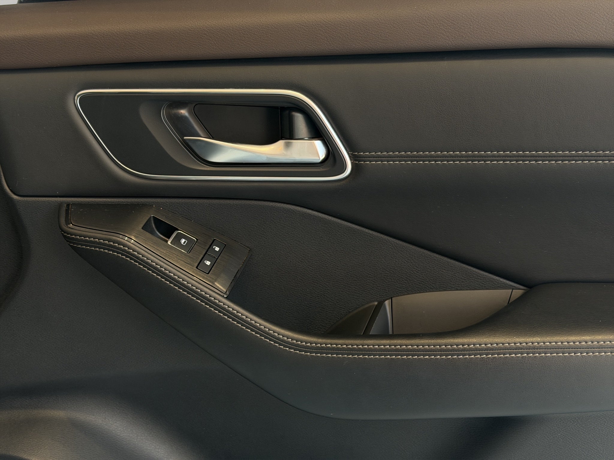 2023 Nissan X-Trail VUD 5 pts. Platinum, TA, piel, QCP, GPS, RA-19 (línea nueva)