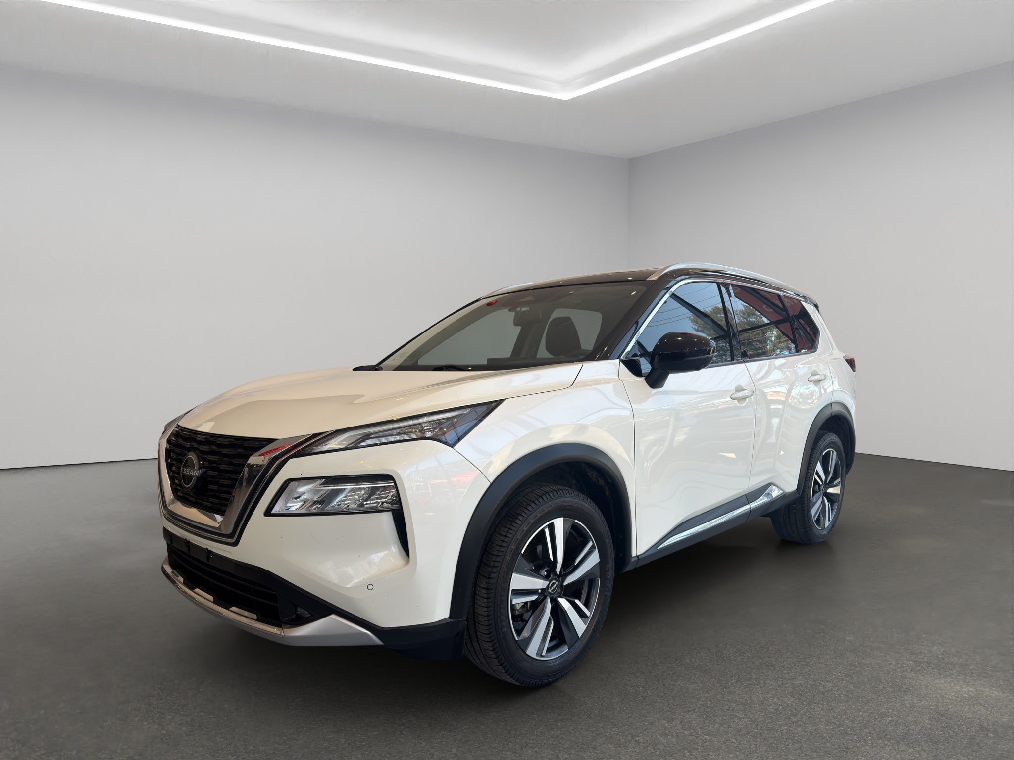 2023 Nissan X-Trail VUD 5 pts. Platinum, TA, piel, QCP, GPS, RA-19 (línea nueva)