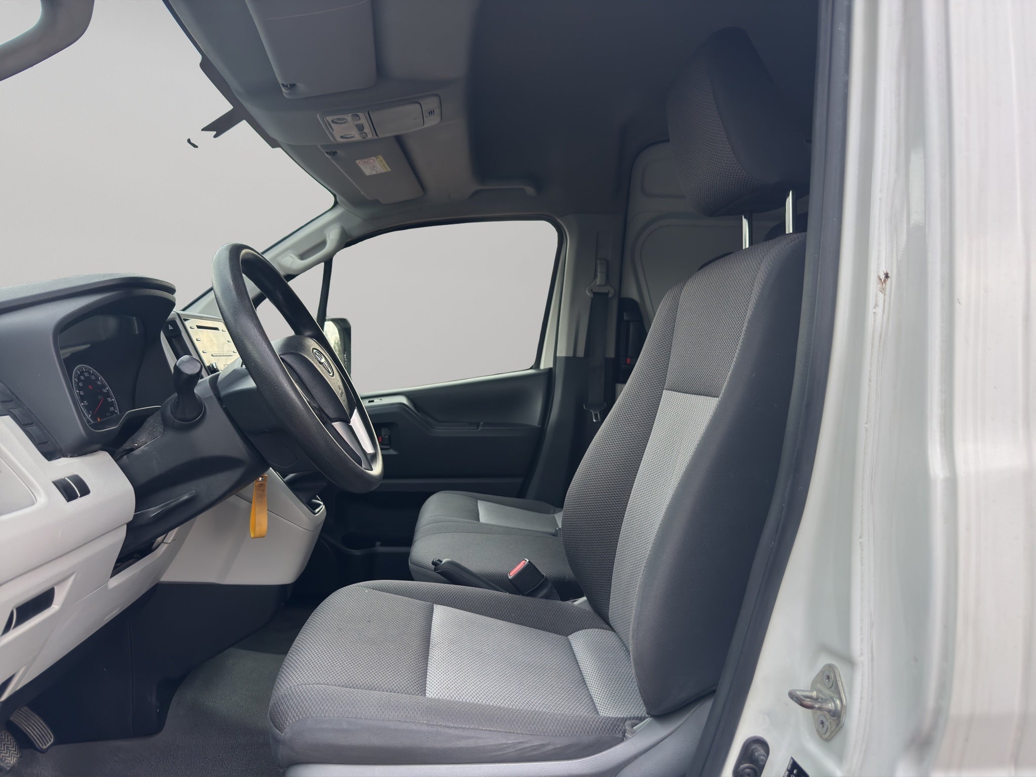 2023 Toyota Comerciales Hiace Panel 5 pts. DX Superlarga, toldo alto, TM5