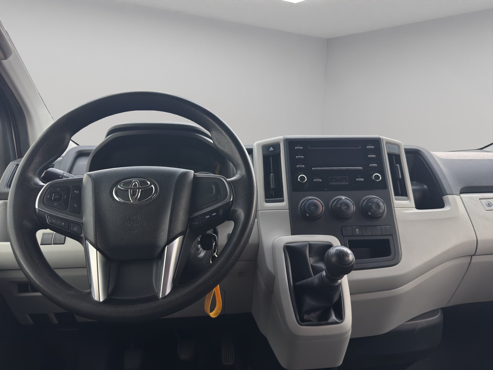 2023 Toyota Comerciales Hiace Panel 5 pts. DX Superlarga, toldo alto, TM5