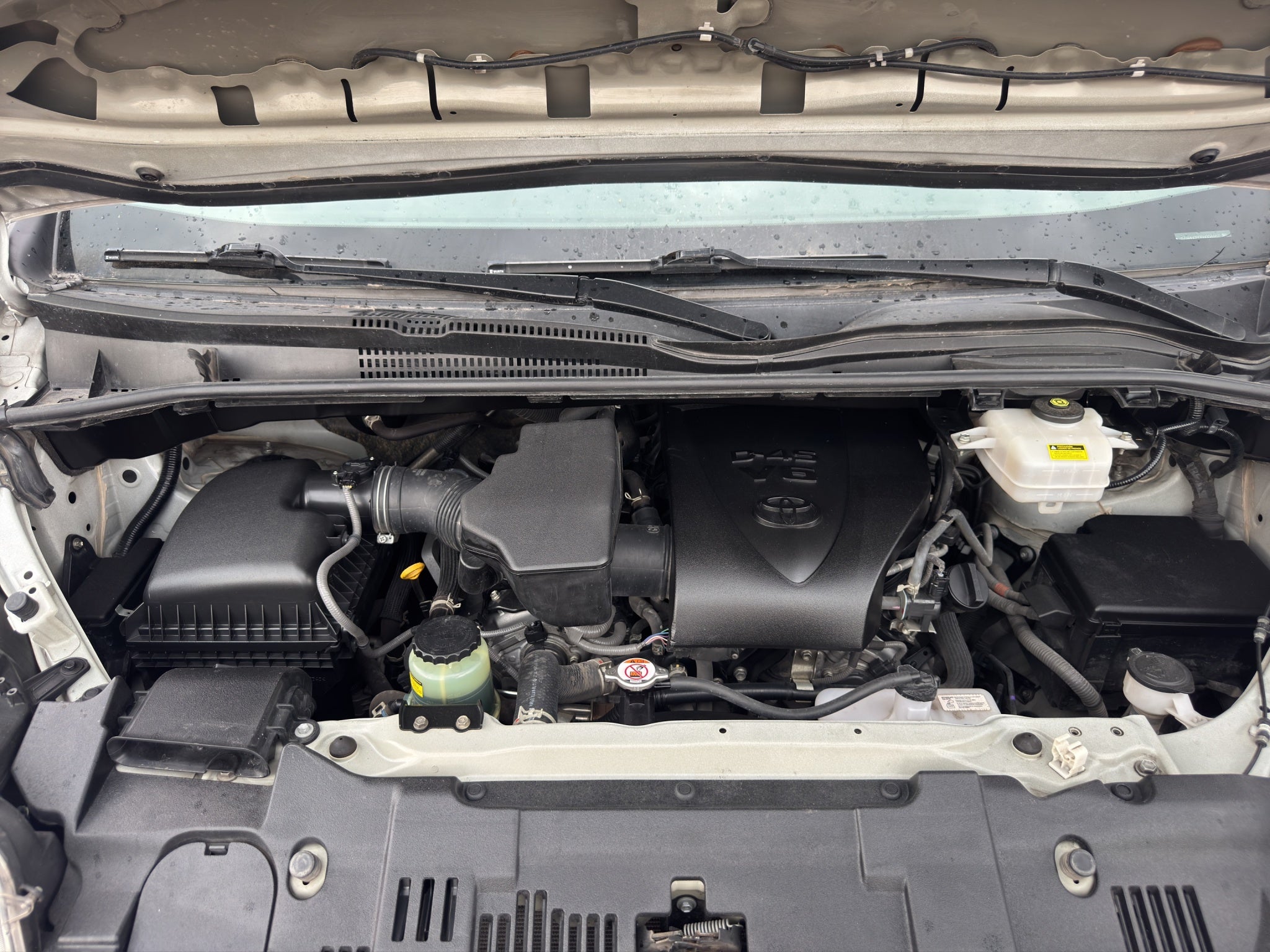 2023 Toyota Comerciales Hiace Panel 5 pts. DX Superlarga, toldo alto, TM5
