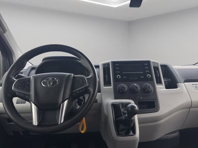 2023 Toyota Comerciales Hiace Panel 5 pts. DX Superlarga, toldo alto, TM5