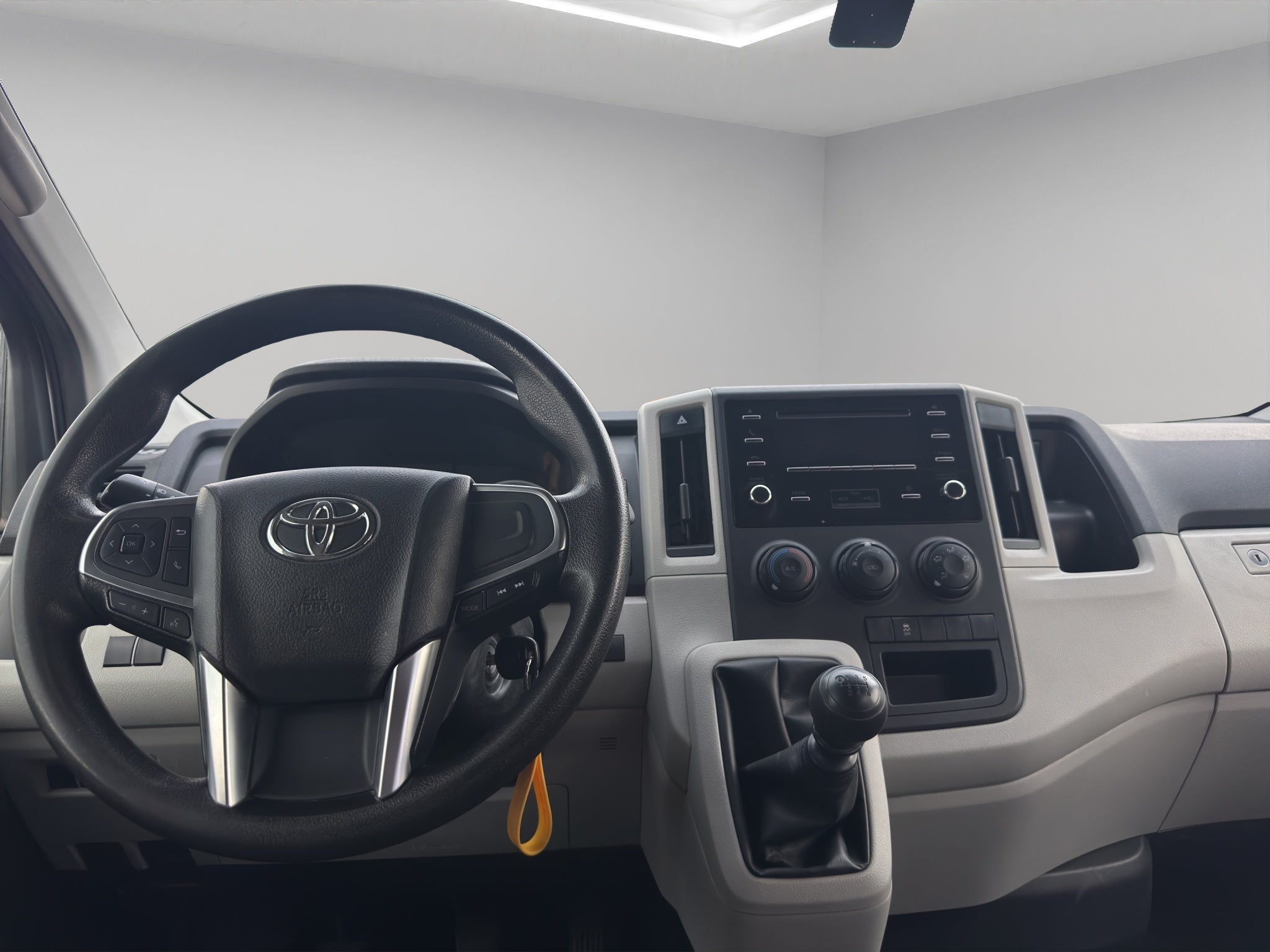 2023 Toyota Comerciales Hiace Panel 5 pts. DX Superlarga, toldo alto, TM5
