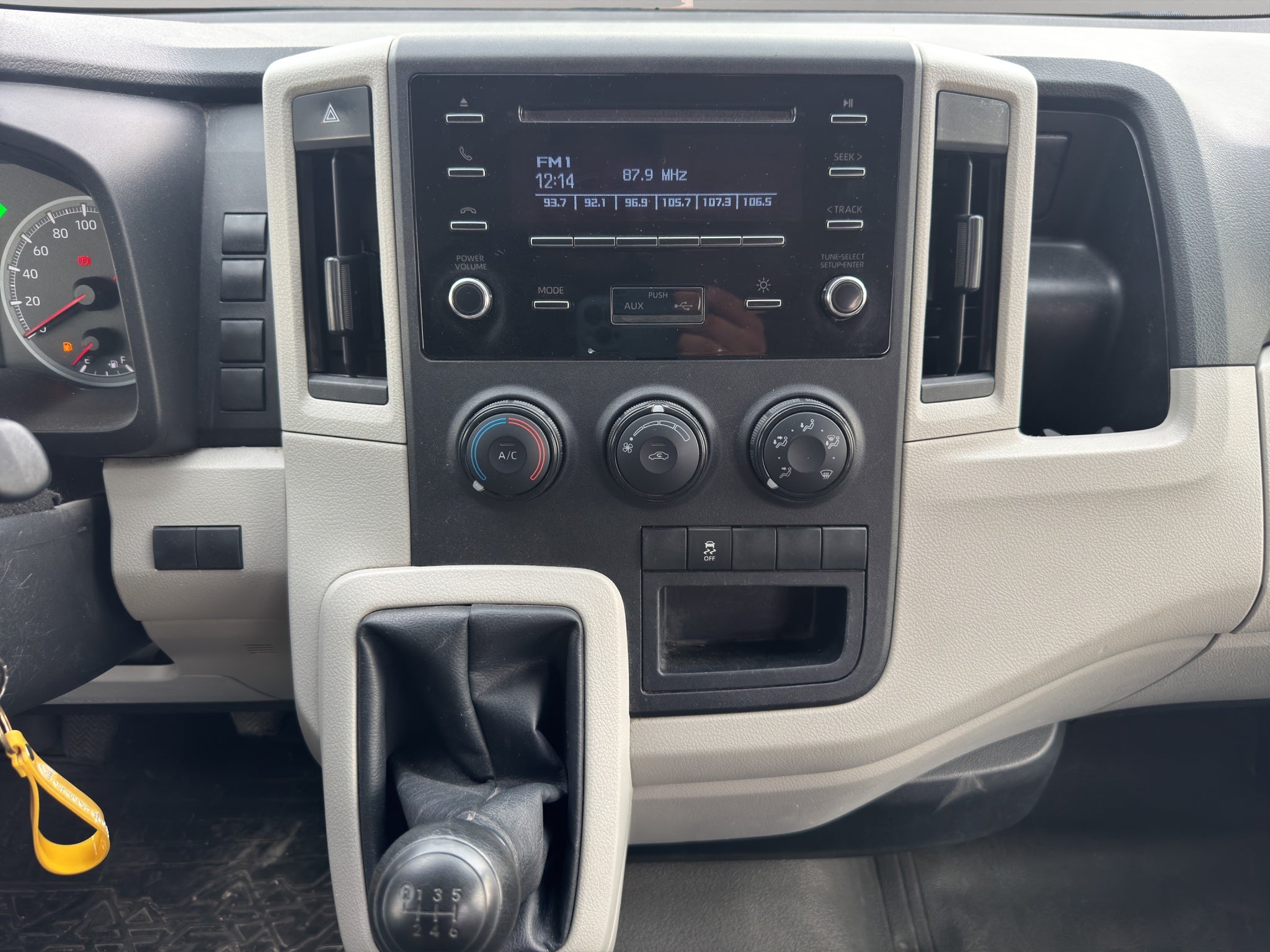 2023 Toyota Comerciales Hiace Panel 5 pts. DX Superlarga, toldo alto, TM5