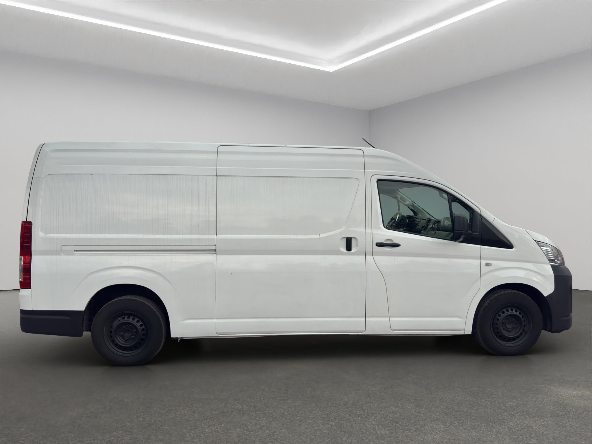 2023 Toyota Comerciales Hiace Panel 5 pts. DX Superlarga, toldo alto, TM5