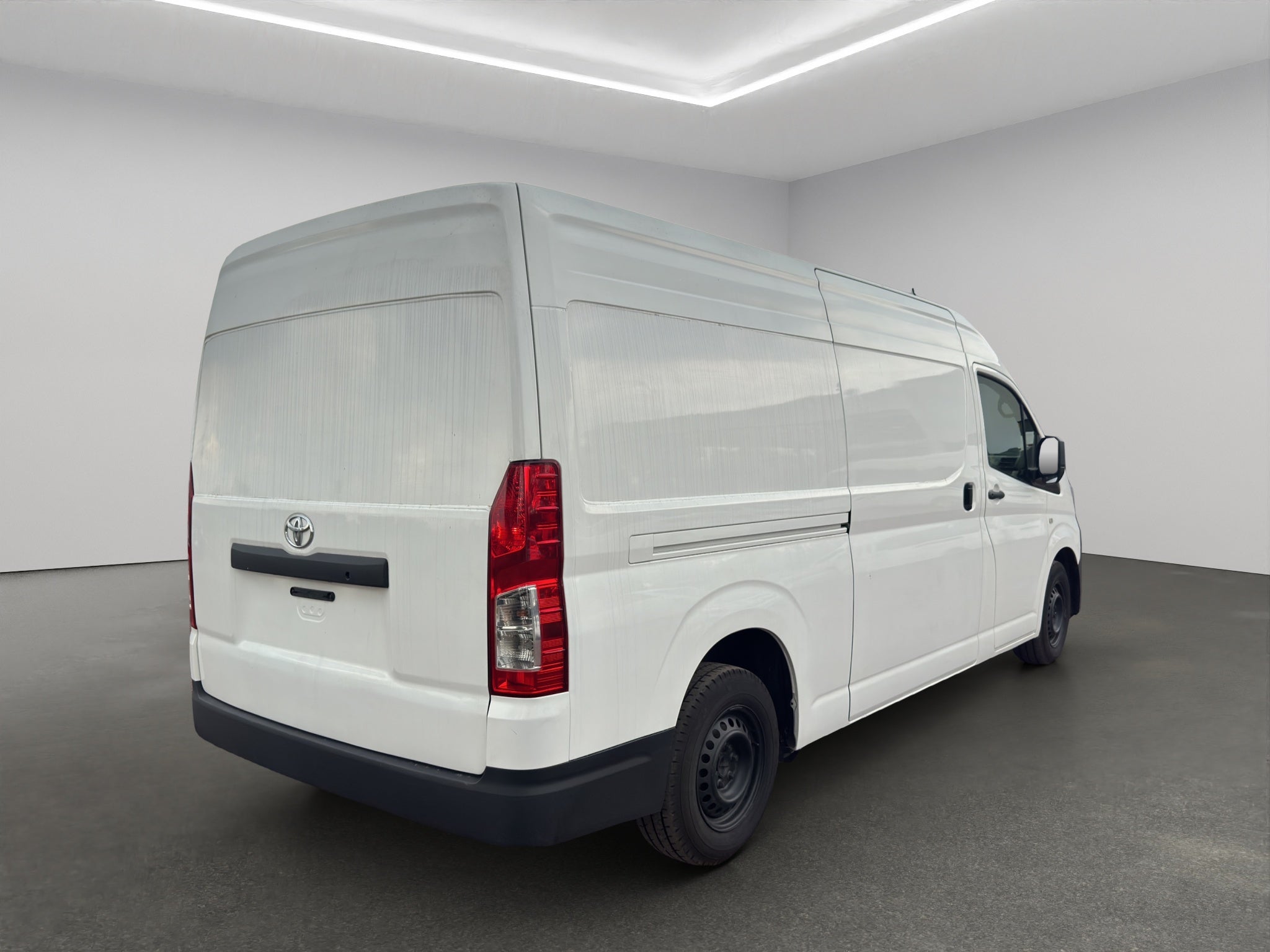 2023 Toyota Comerciales Hiace Panel 5 pts. DX Superlarga, toldo alto, TM5