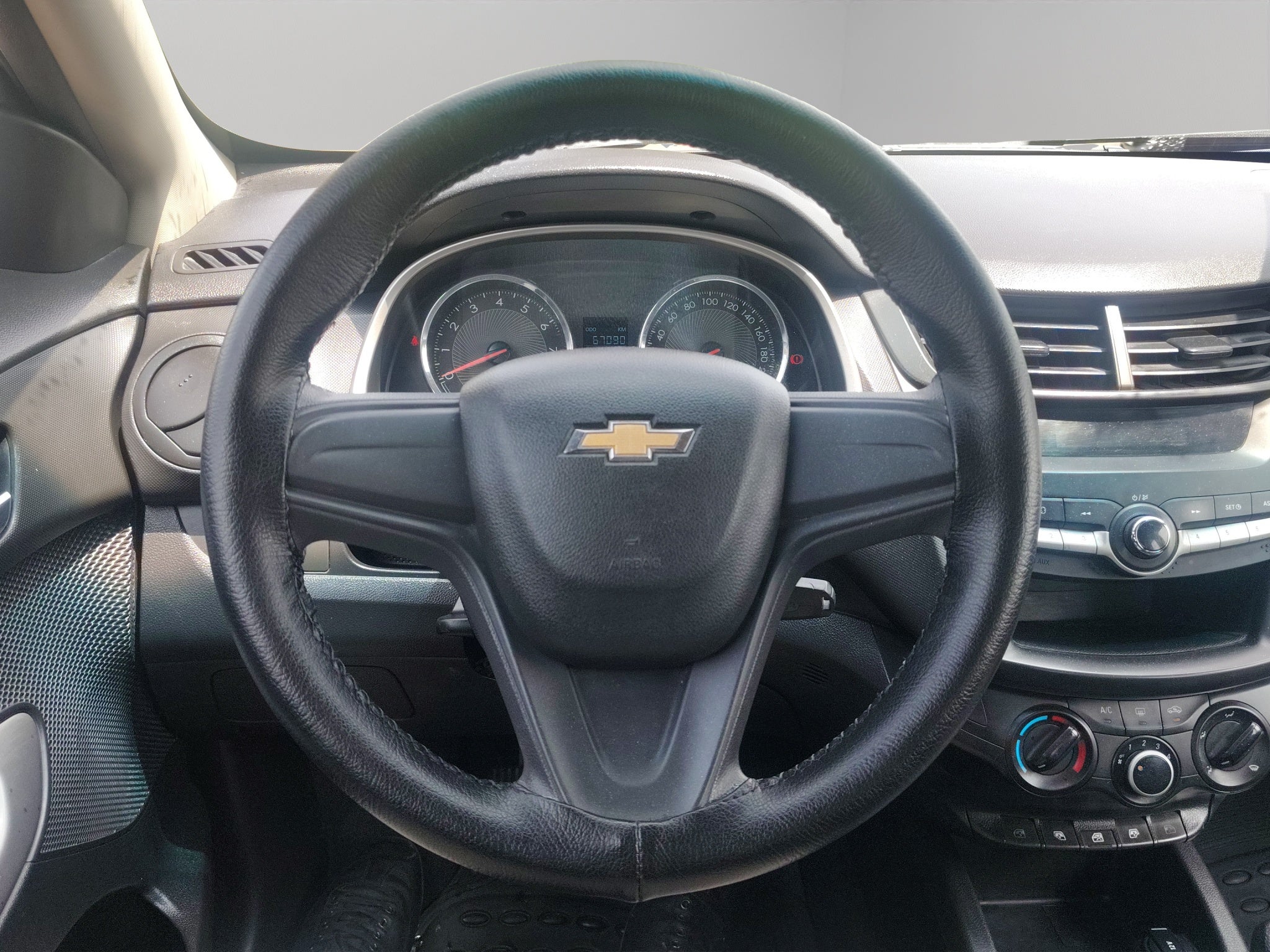 2023 Chevrolet Aveo 4 pts. LS, TM5, a/ac., R-14 (línea anterior)