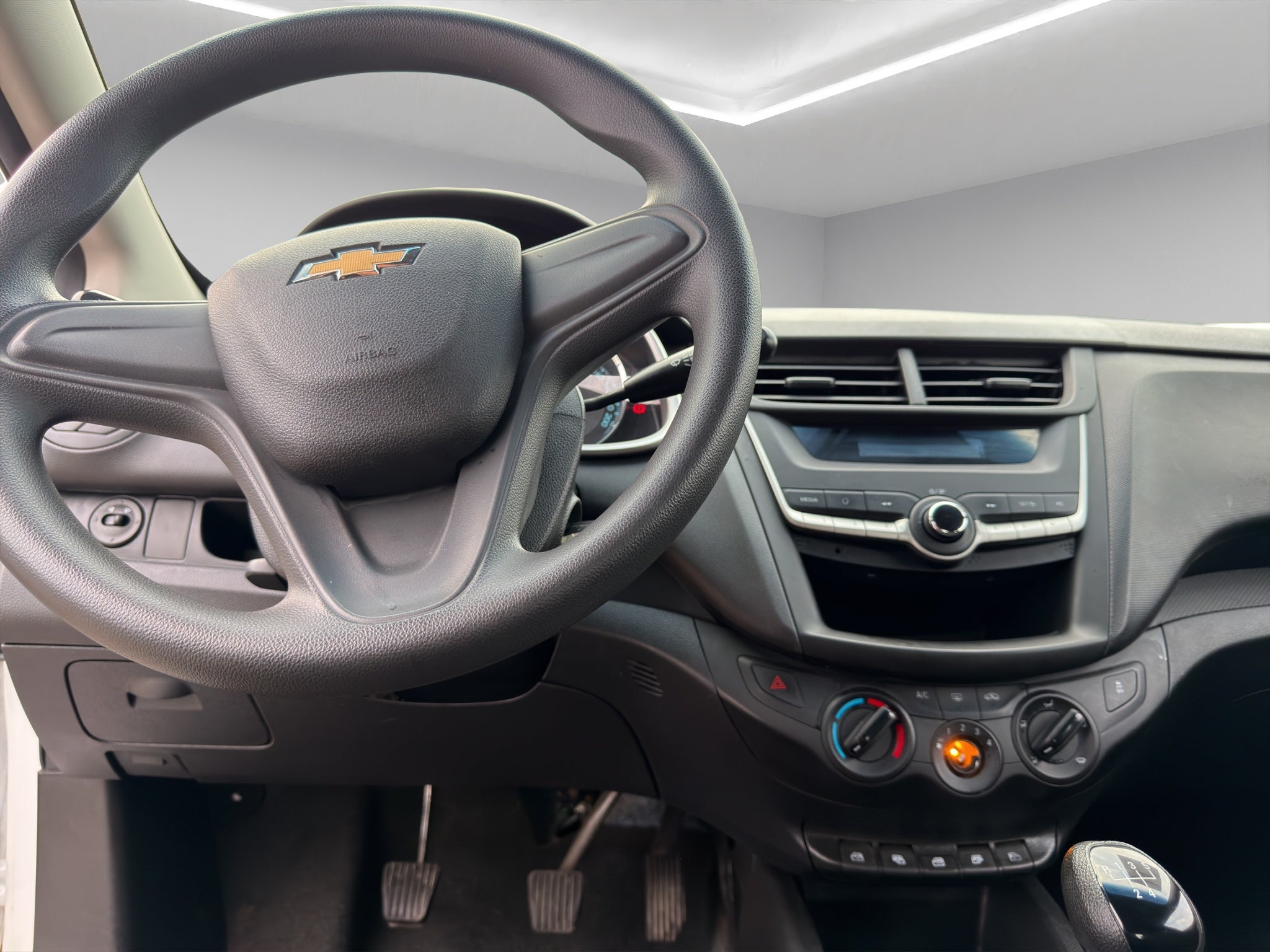 2023 Chevrolet Aveo 4 pts. LS, TM5, a/ac., R-14 (línea anterior)