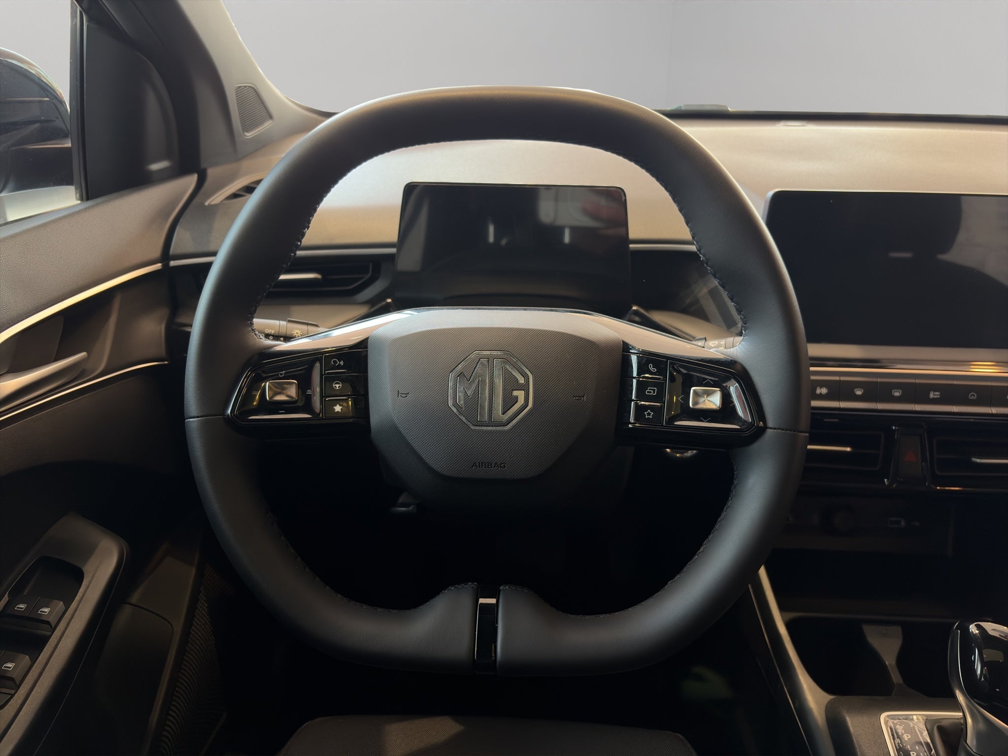 2025 MG MG3 5 pts. HB Excite, 1.5l, TA, VE, piel, QC, pantalla, RA-16