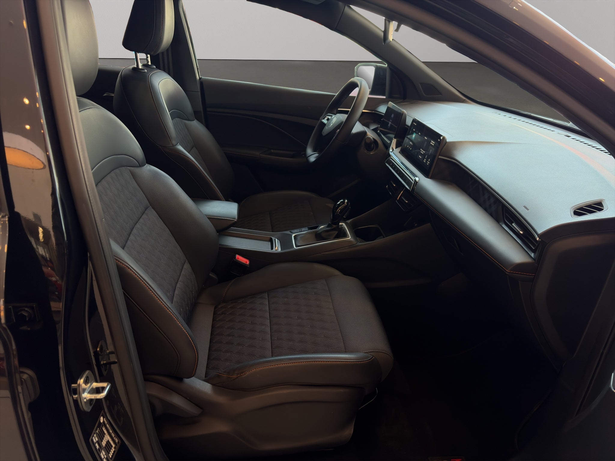 2025 MG MG3 5 pts. HB Excite, 1.5l, TA, VE, piel, QC, pantalla, RA-16