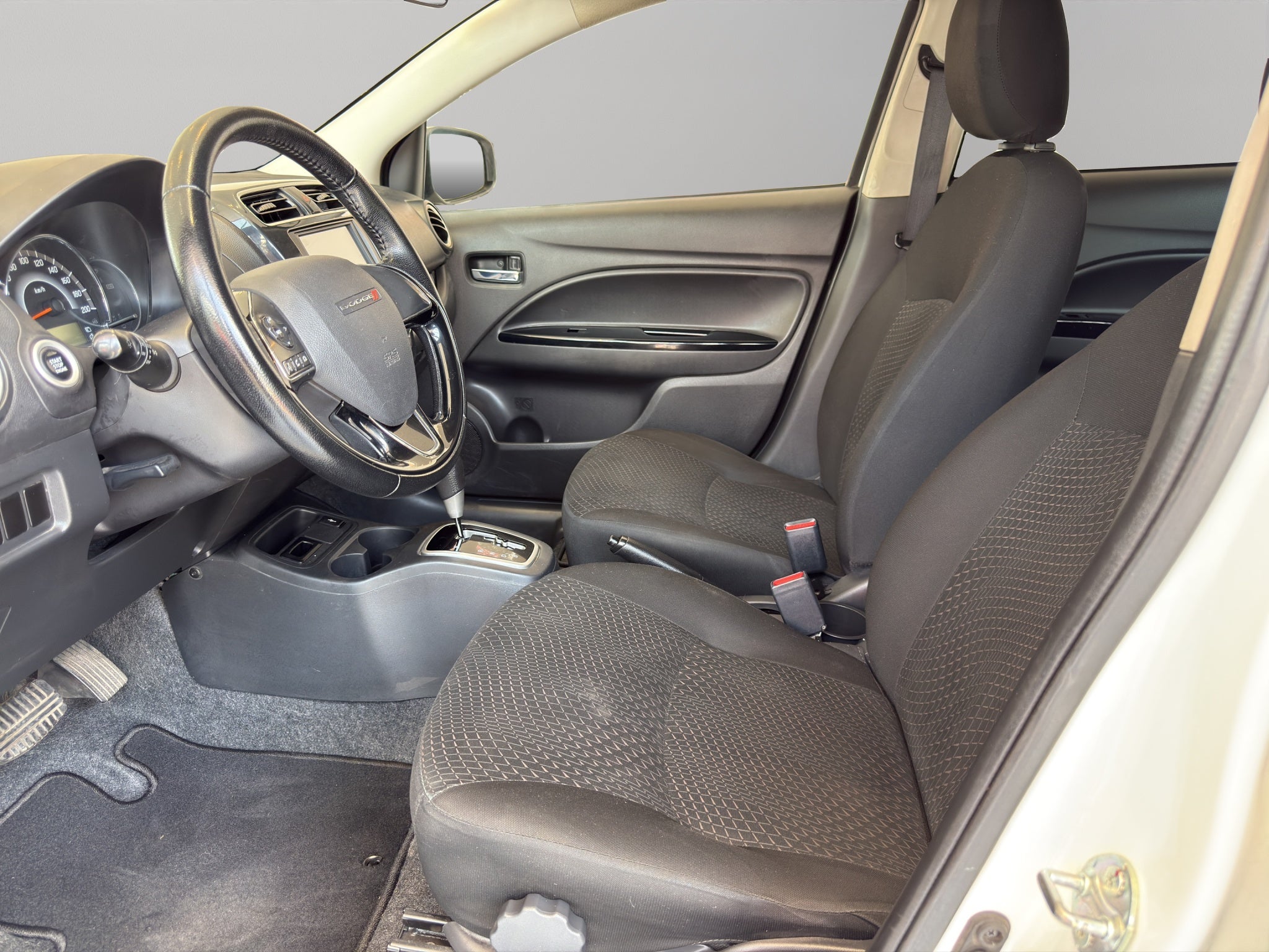 2022 Dodge Attitude 4 pts. SXT, 1.2l, TM5, a/ac., VE, f. niebla, RA-15