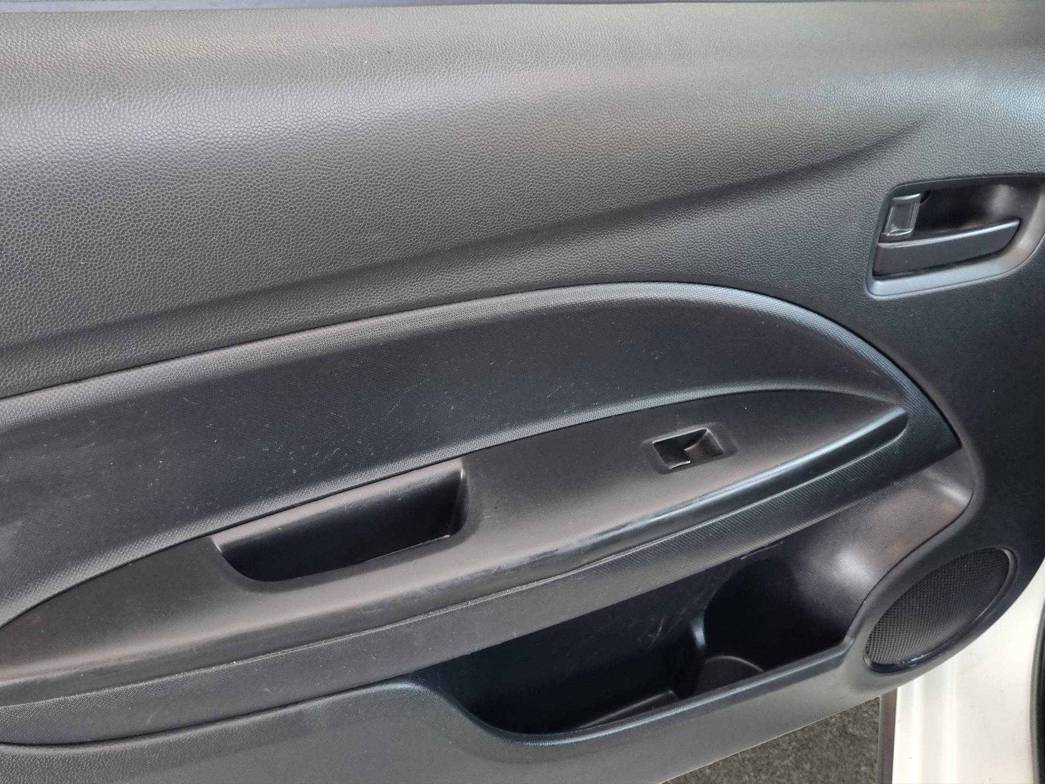 2021 Mitsubishi Mirage 4 pts. G4 GLX, TM5, a/ac., VE del., R-14 (cambio de línea)