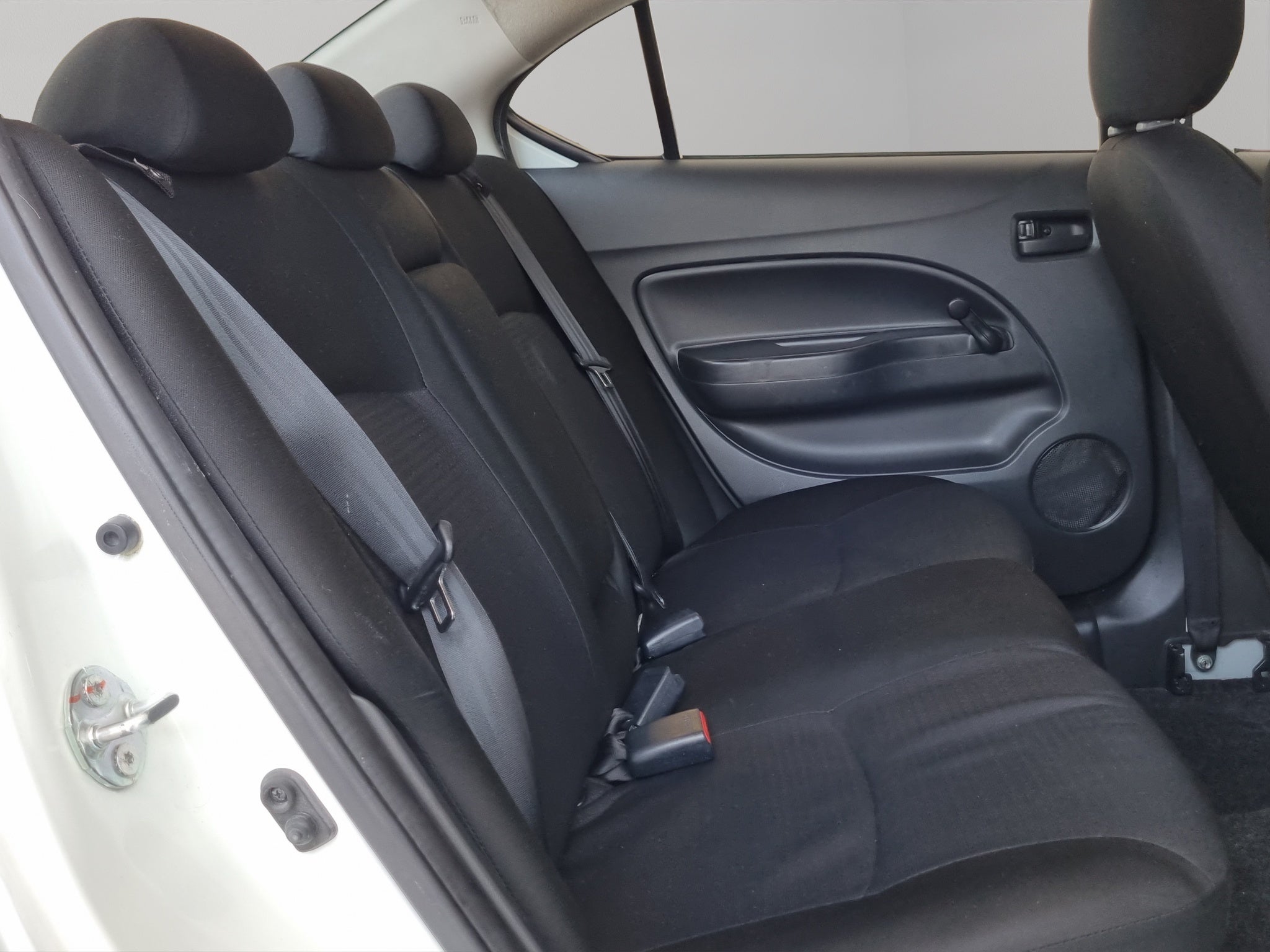 2021 Mitsubishi Mirage 4 pts. G4 GLX, TM5, a/ac., VE del., R-14 (cambio de línea)