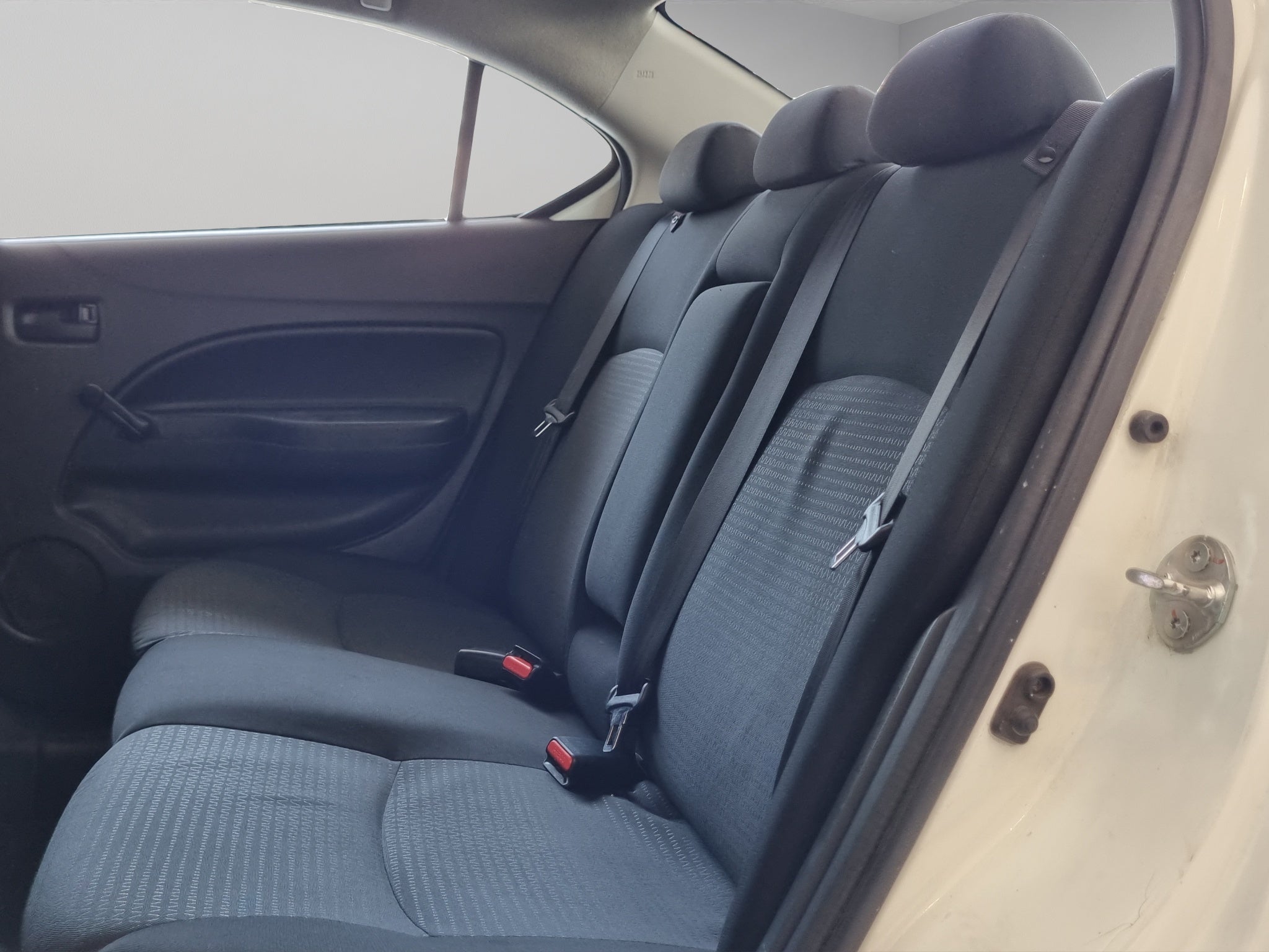 2021 Mitsubishi Mirage 4 pts. G4 GLX, TM5, a/ac., VE del., R-14 (cambio de línea)