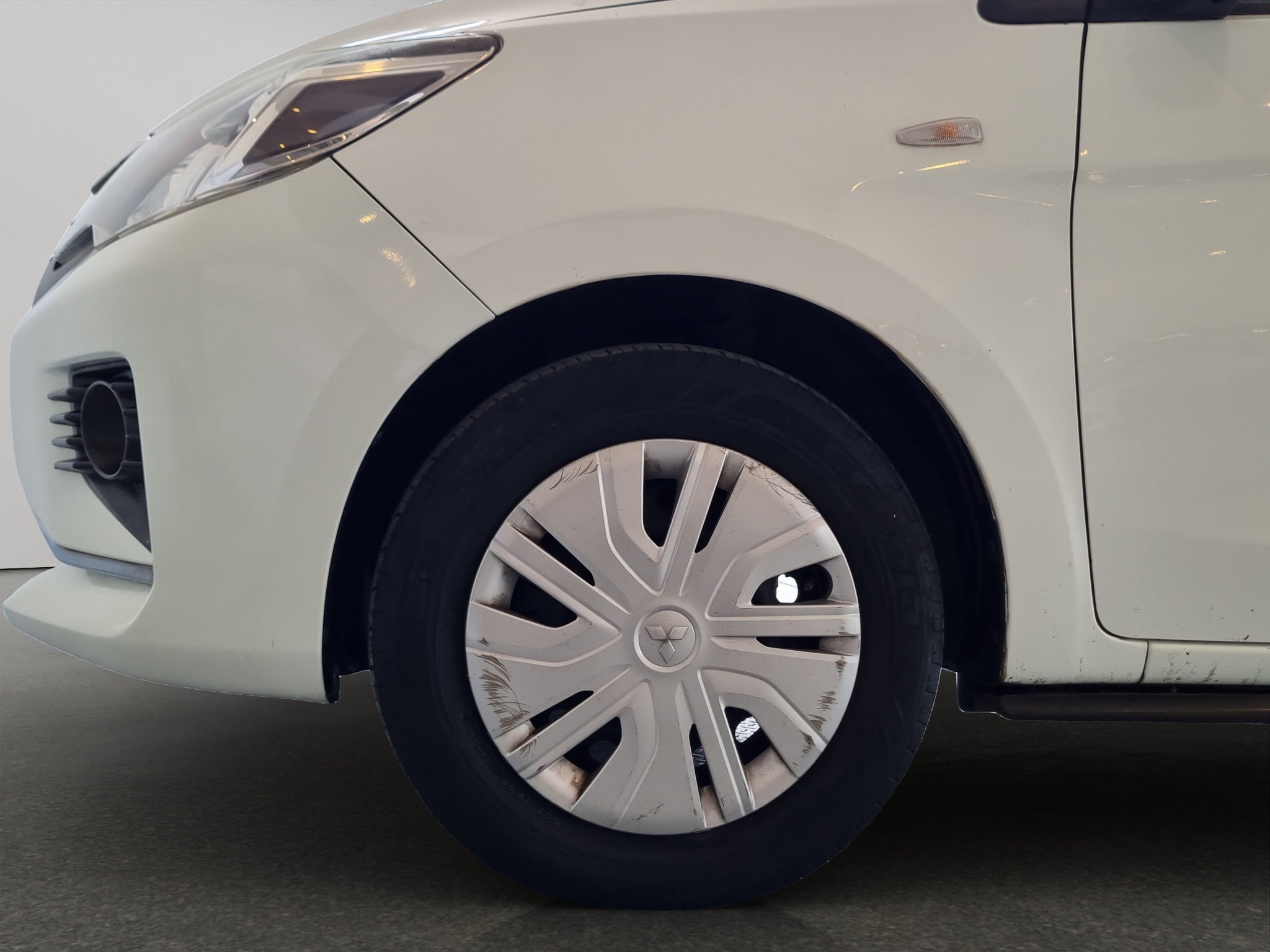 2021 Mitsubishi Mirage 4 pts. G4 GLX, TM5, a/ac., VE del., R-14 (cambio de línea)