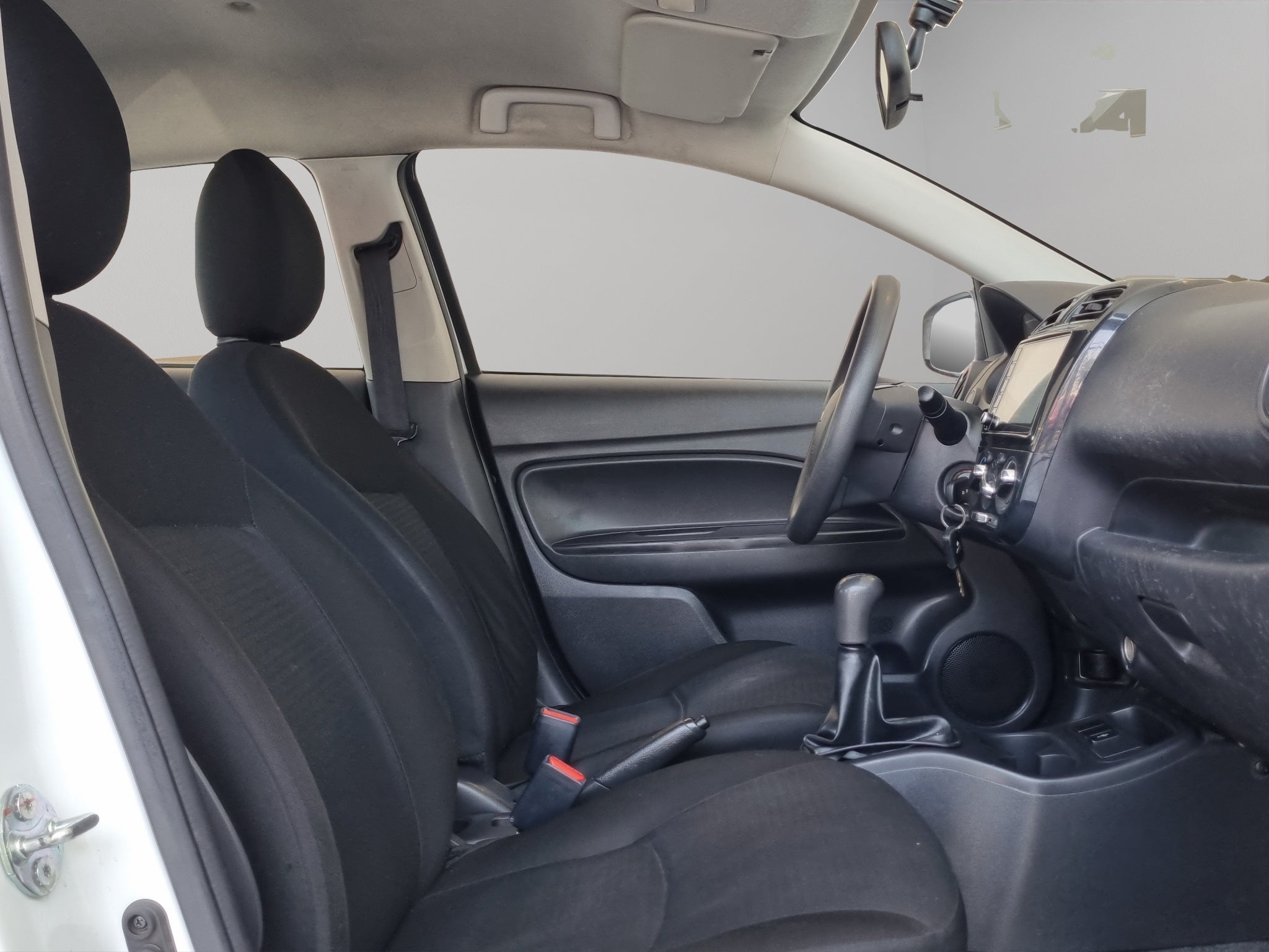2021 Mitsubishi Mirage 4 pts. G4 GLX, TM5, a/ac., VE del., R-14 (cambio de línea)