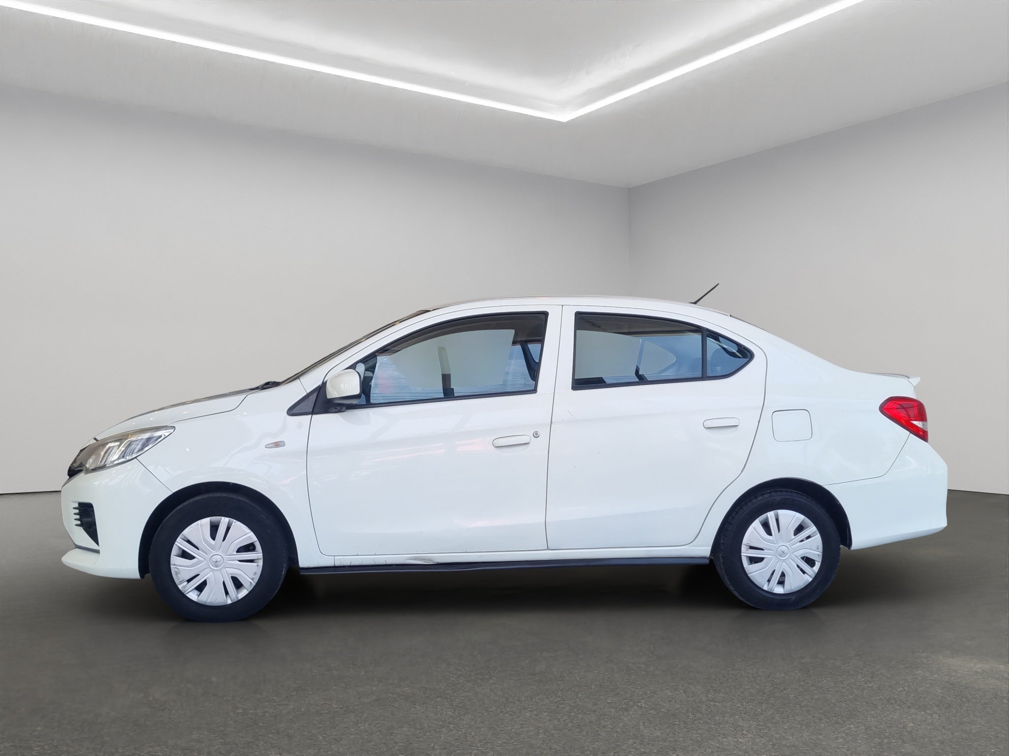2021 Mitsubishi Mirage 4 pts. G4 GLX, TM5, a/ac., VE del., R-14 (cambio de línea)