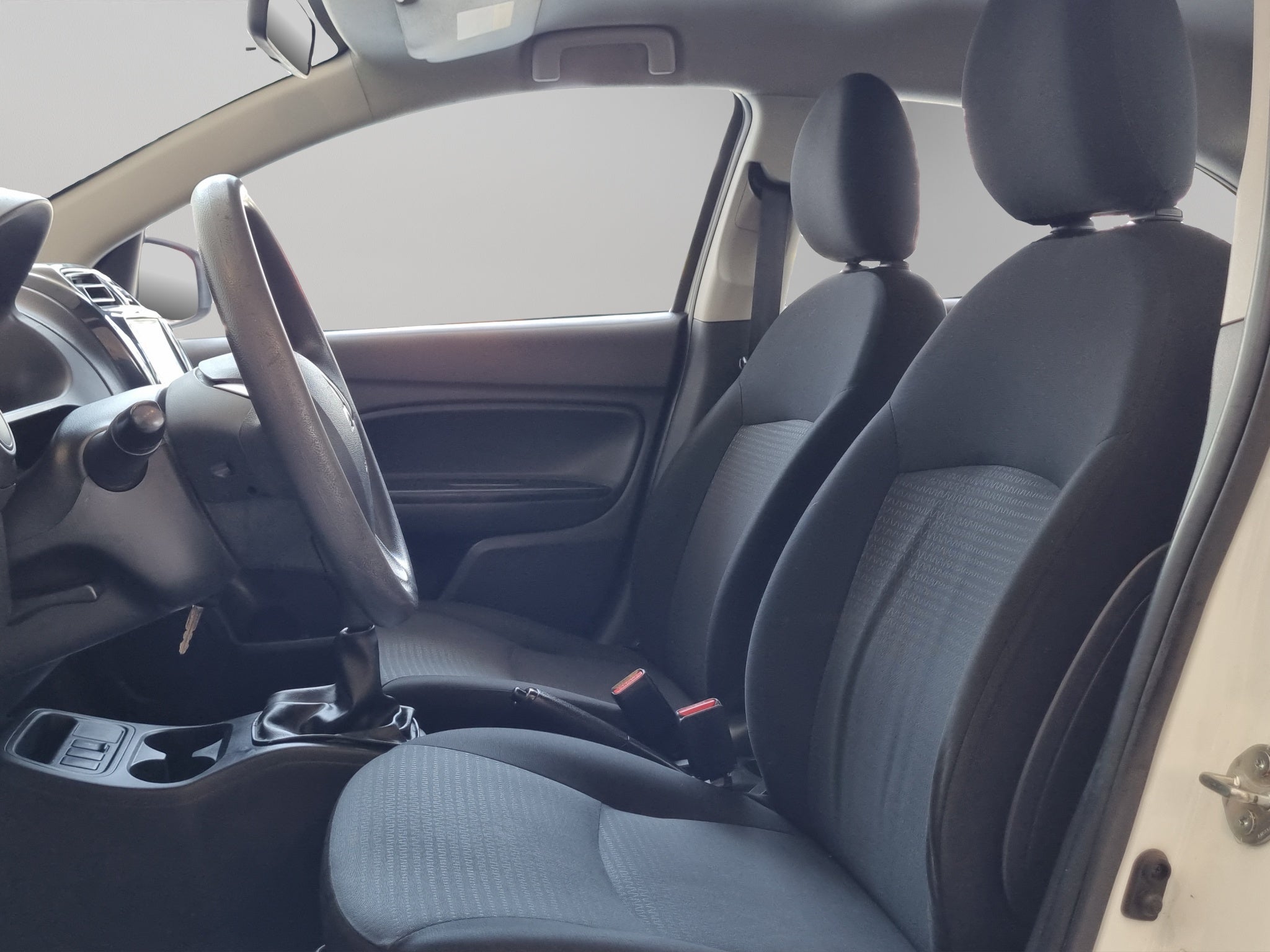 2021 Mitsubishi Mirage 4 pts. G4 GLX, TM5, a/ac., VE del., R-14 (cambio de línea)