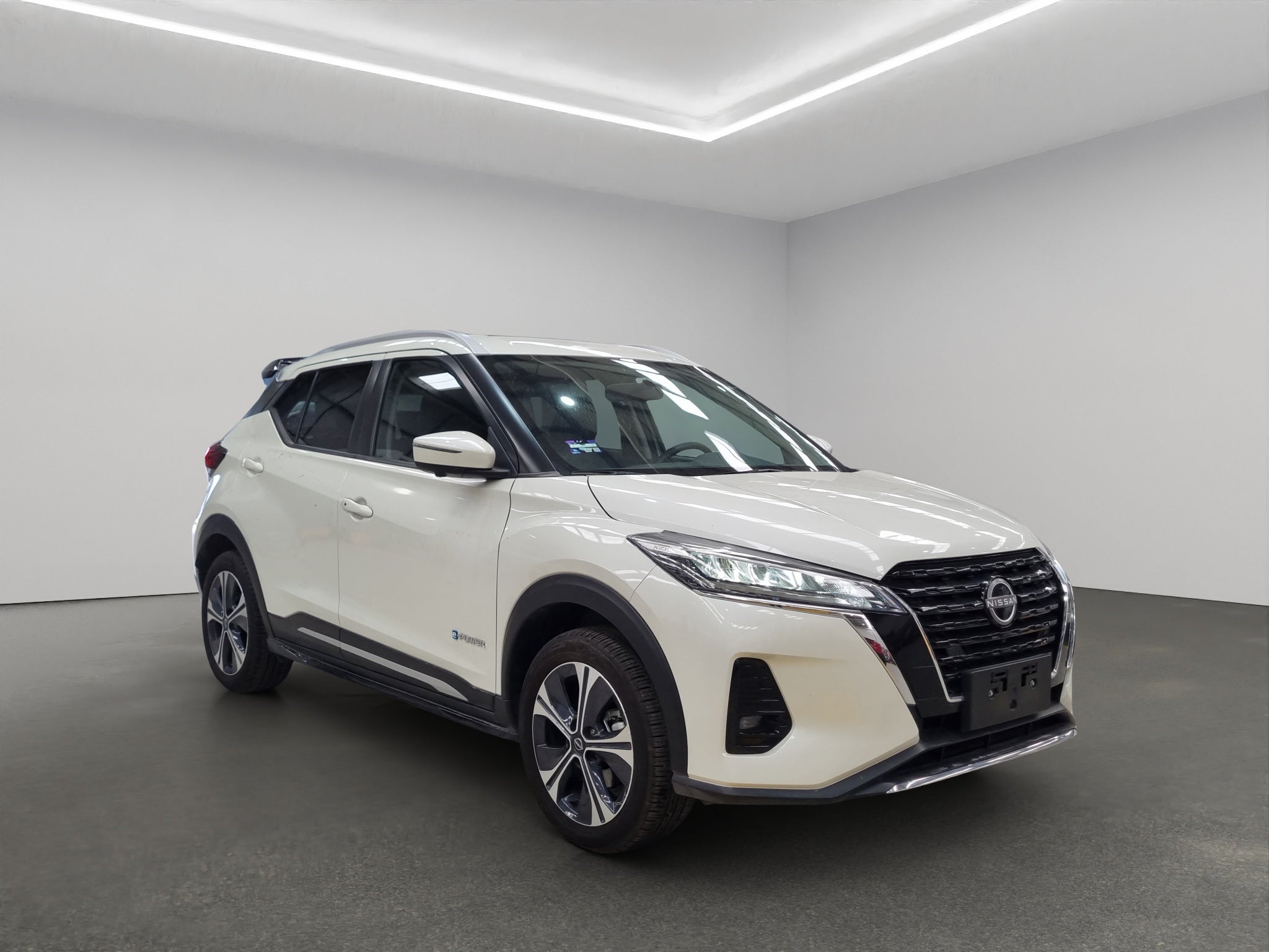 2025 Nissan Kicks VUD 5 pts. Play Exclusive e-Power, E-REV, TA, piel, RA-17 (línea nueva)