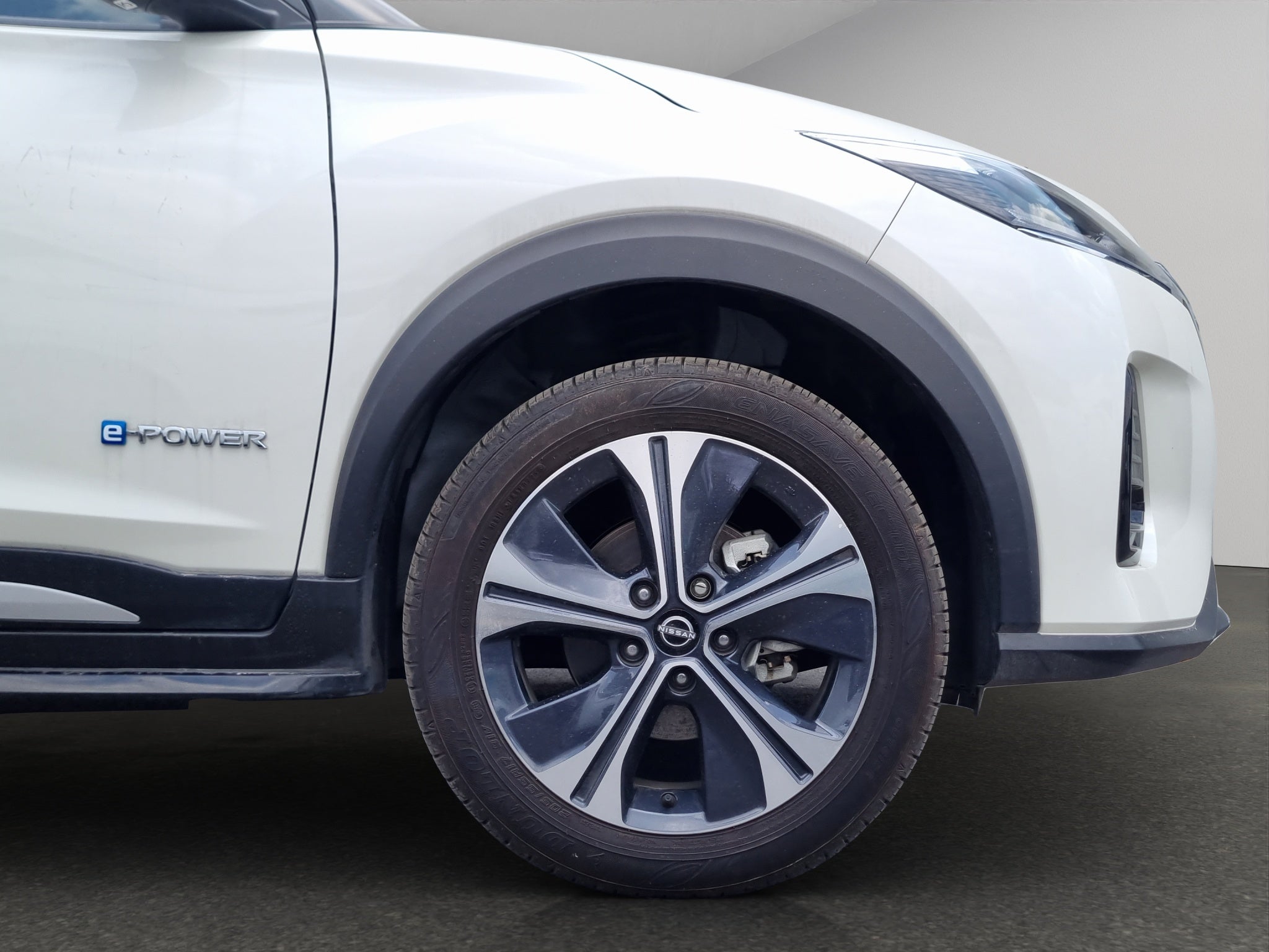 2025 Nissan Kicks VUD 5 pts. Play Exclusive e-Power, E-REV, TA, piel, RA-17 (línea nueva)
