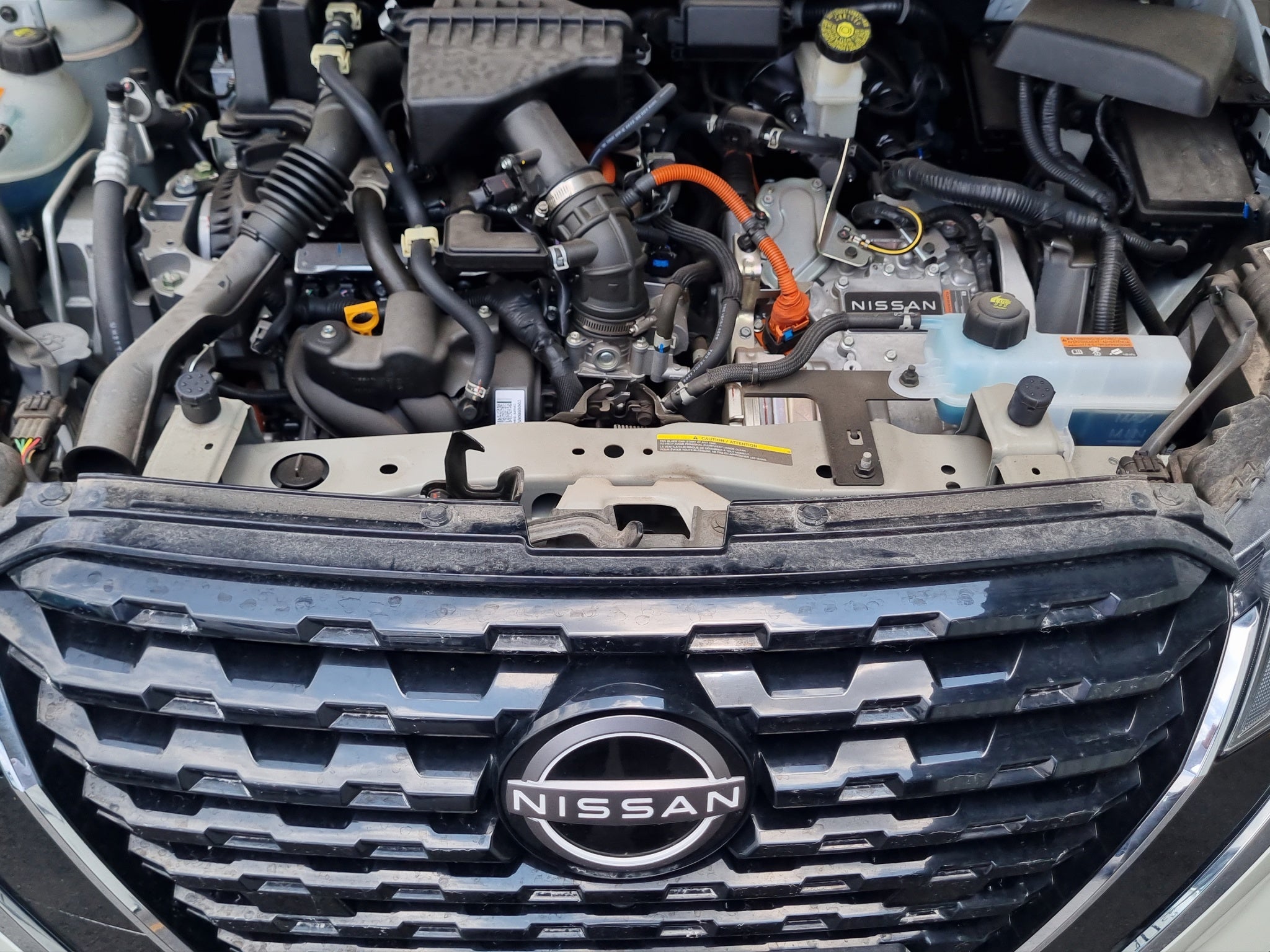 2025 Nissan Kicks VUD 5 pts. Play Exclusive e-Power, E-REV, TA, piel, RA-17 (línea nueva)