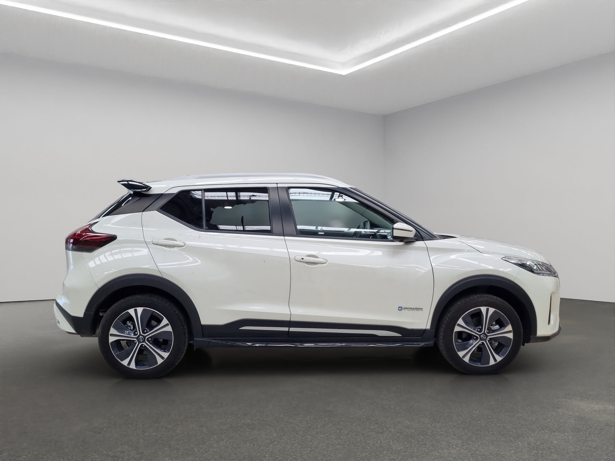 2025 Nissan Kicks VUD 5 pts. Play Exclusive e-Power, E-REV, TA, piel, RA-17 (línea nueva)