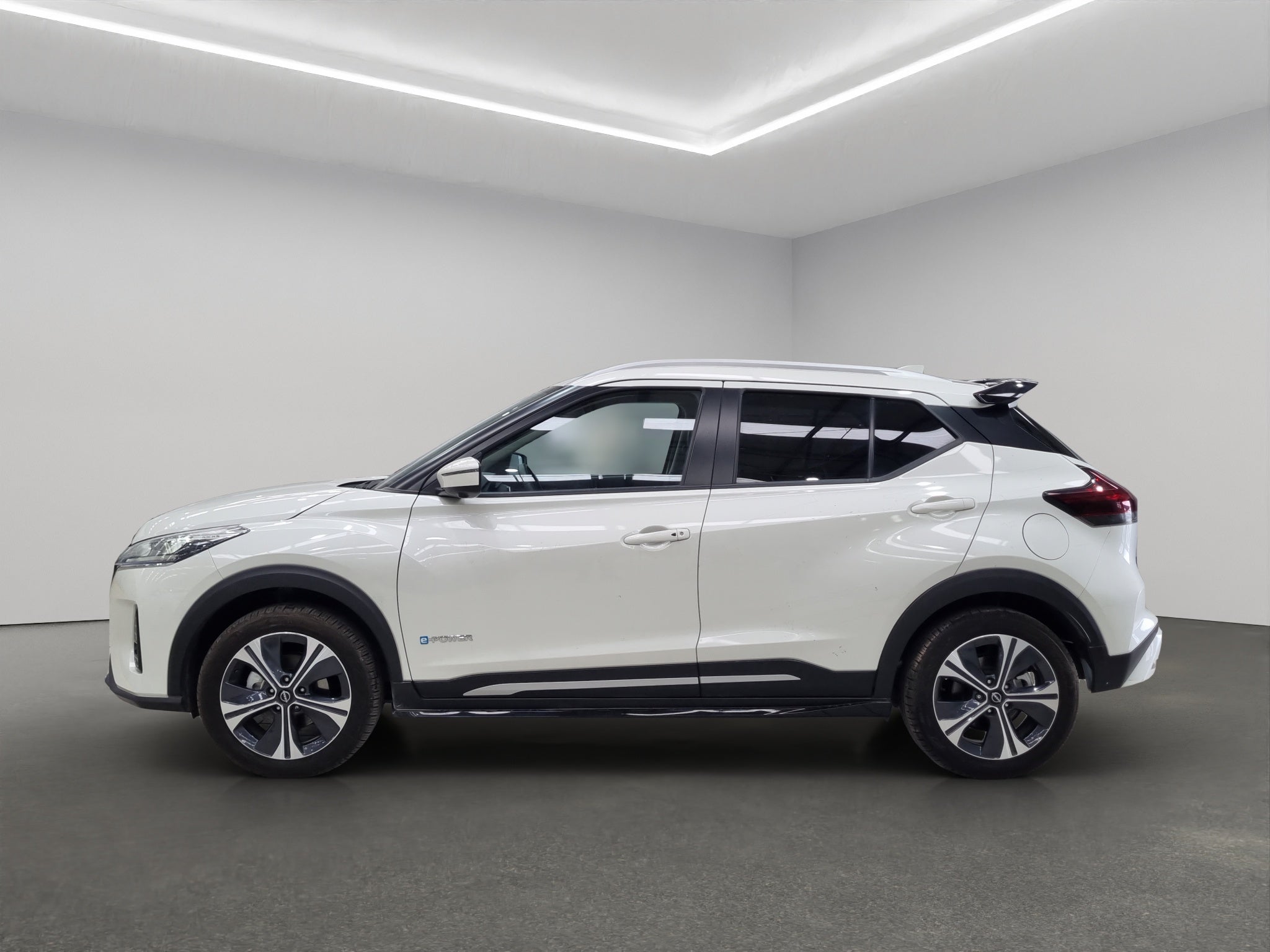 2025 Nissan Kicks VUD 5 pts. Play Exclusive e-Power, E-REV, TA, piel, RA-17 (línea nueva)