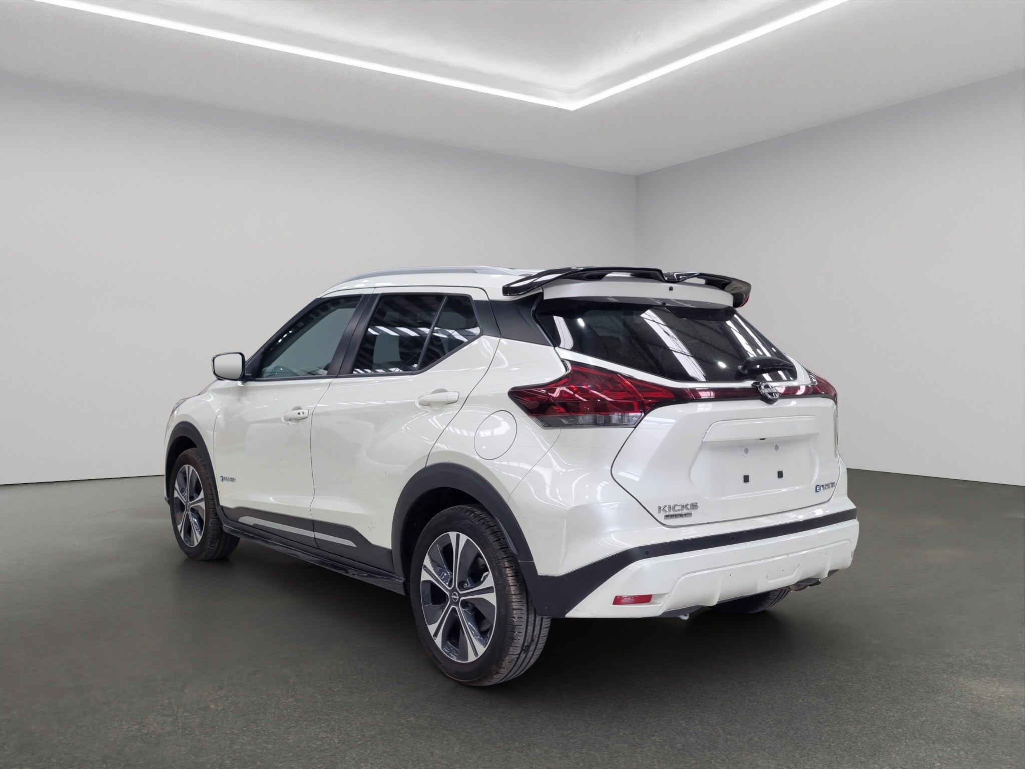 2025 Nissan Kicks VUD 5 pts. Play Exclusive e-Power, E-REV, TA, piel, RA-17 (línea nueva)